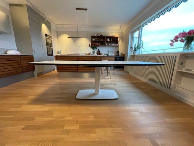 Flott design spisebord i meget god kvalitet. | FINN-torget