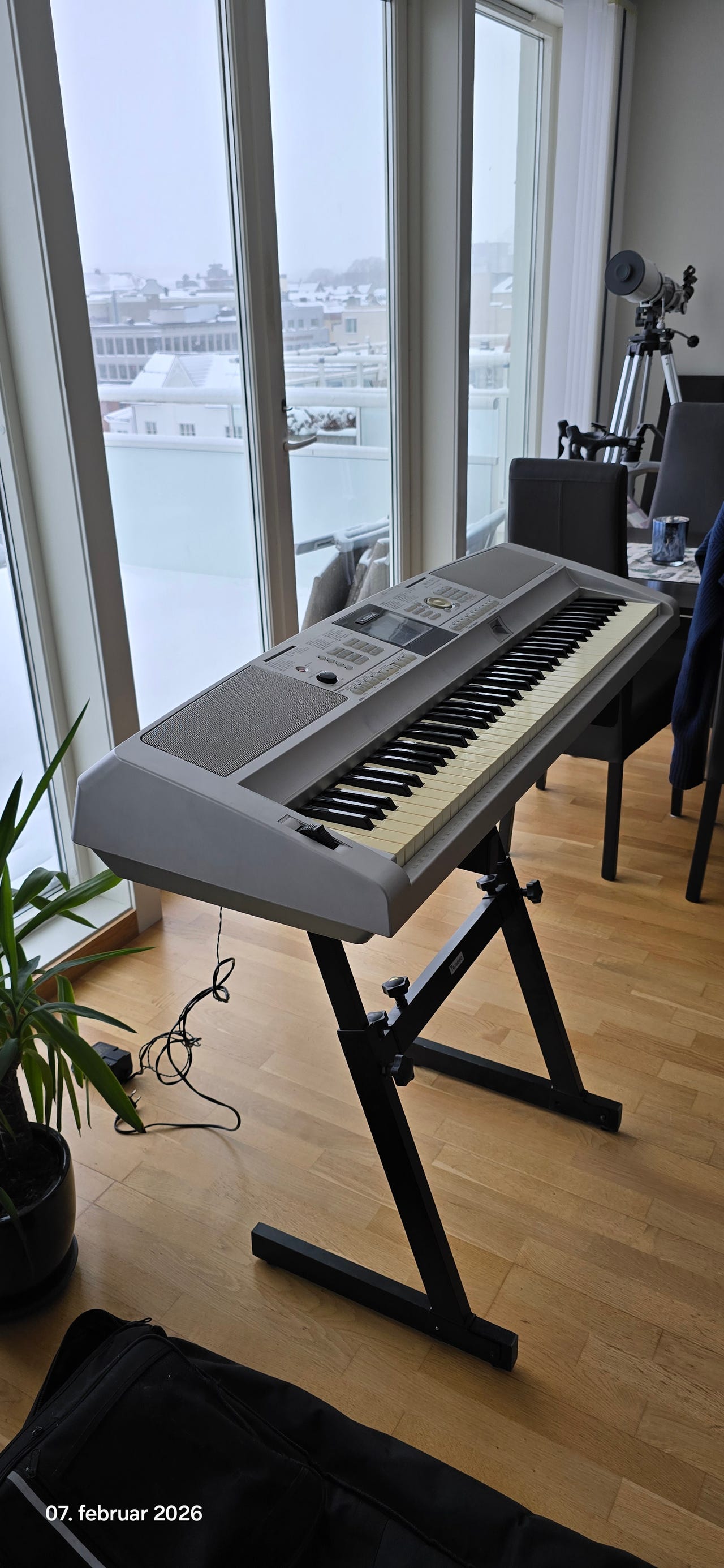 Yamaha portable grand DGX 305, digitalpiano med stativ og bag
