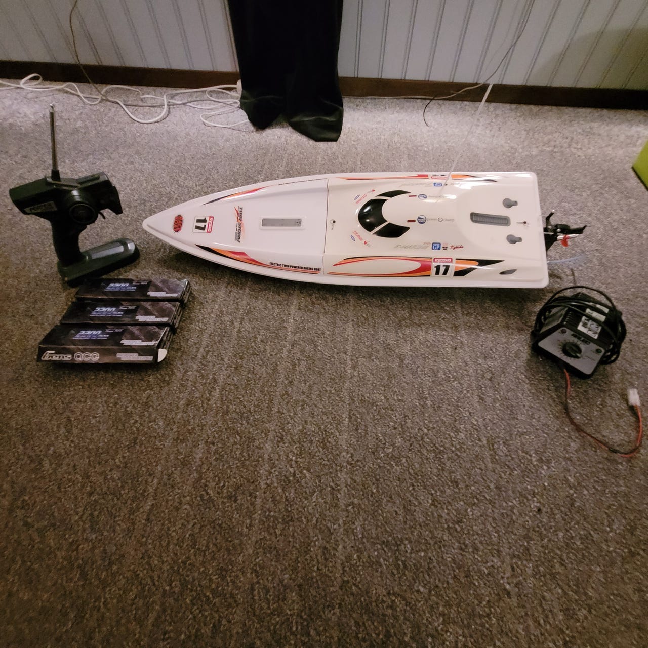 Kyosho twin storm 800 RC båt med 3 stk. nye batterier | FINN-torget