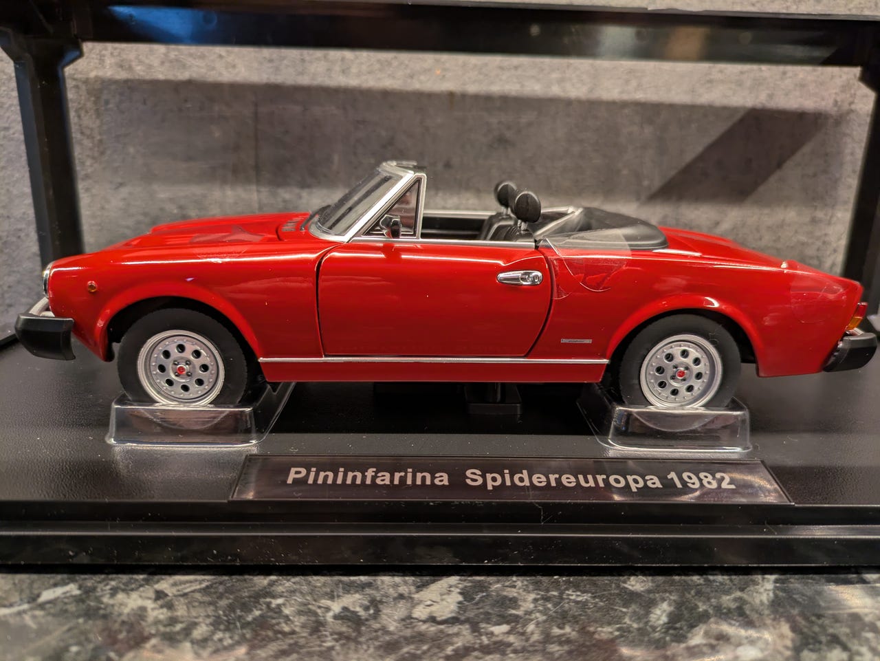 Pininfarina - Spider Europa - (Fiat 124) Cabriolet - 1982