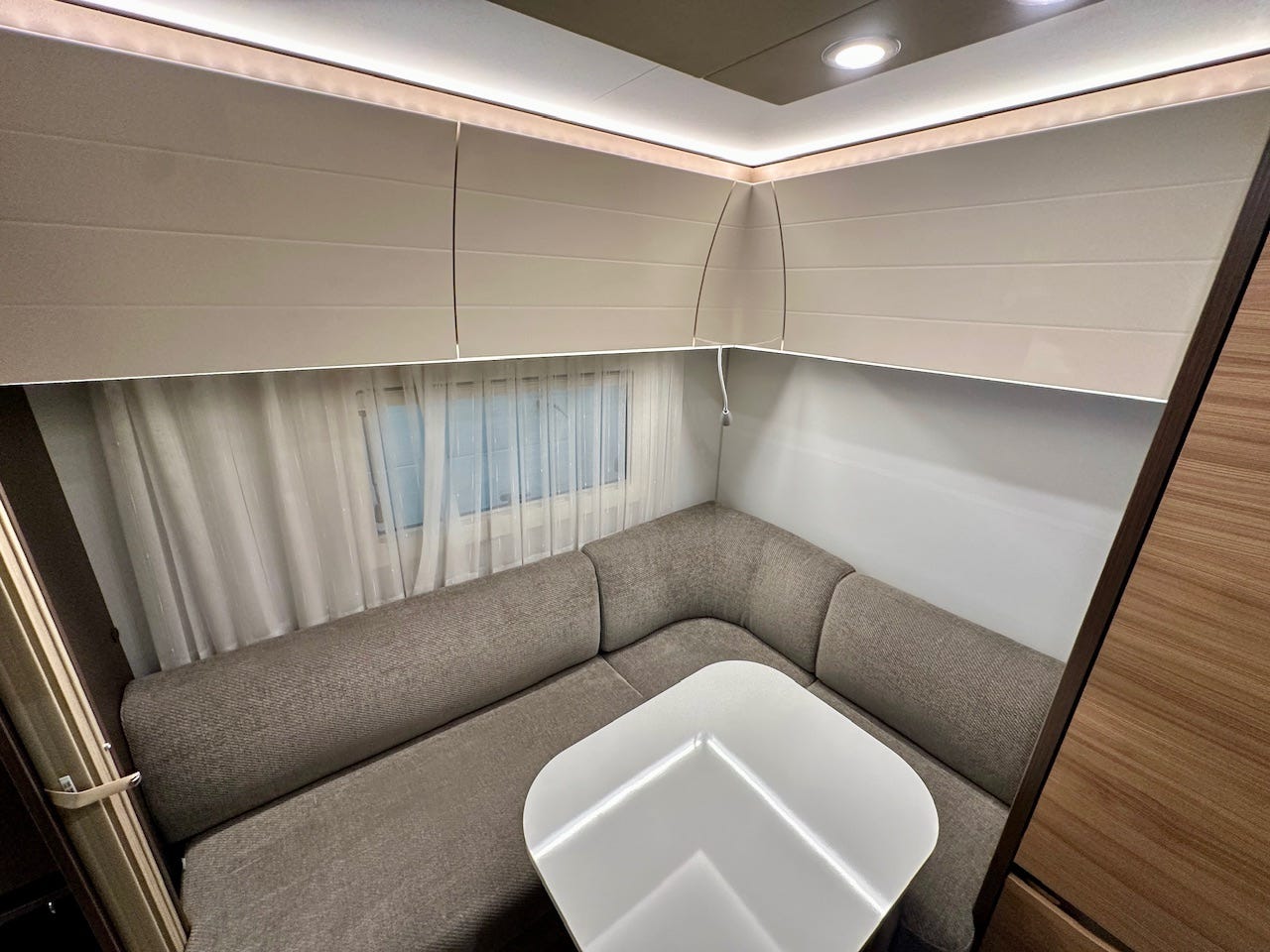 f8b40700-c950-4d98-a7ae-8d70dba40731