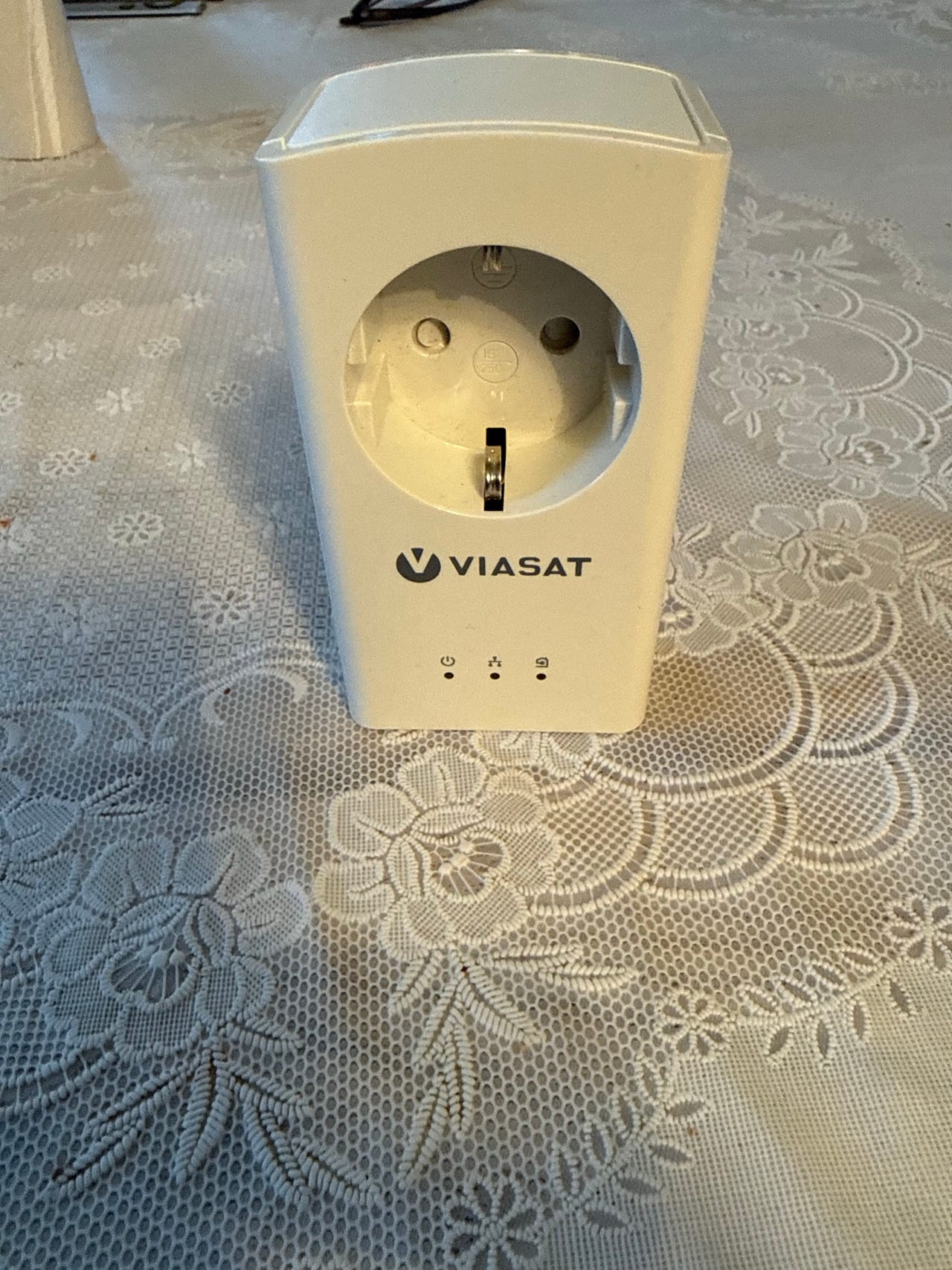 Netgear Viasat router med integrert stikkontakt | FINN-torget
