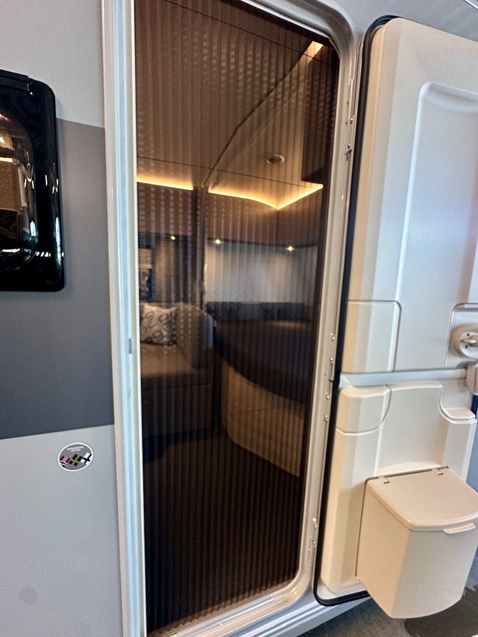 18e99bb8-f2d0-4056-ab06-68c30ca12dca