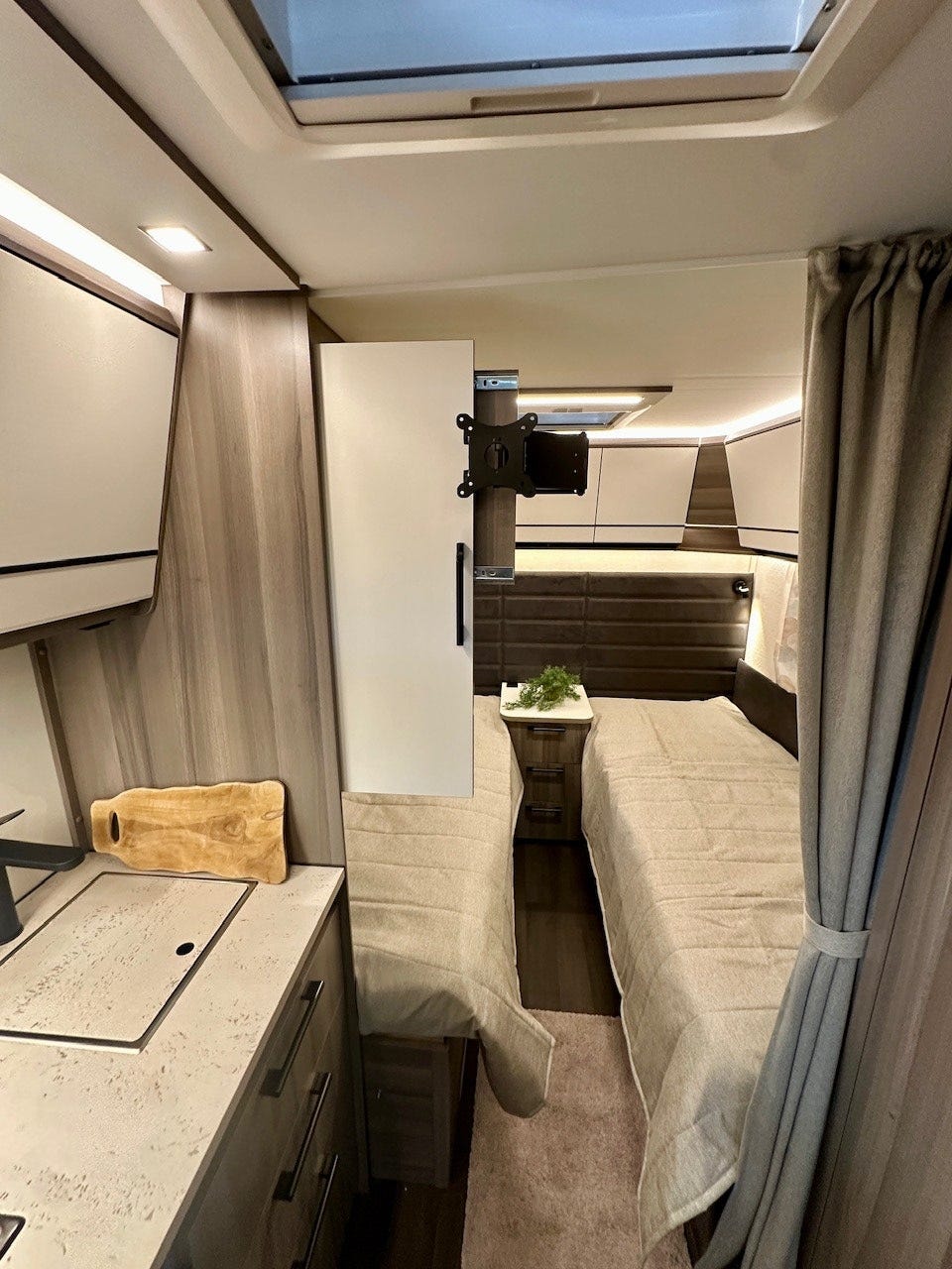 f09aaacf-41c7-4bff-813a-ca9c89565451