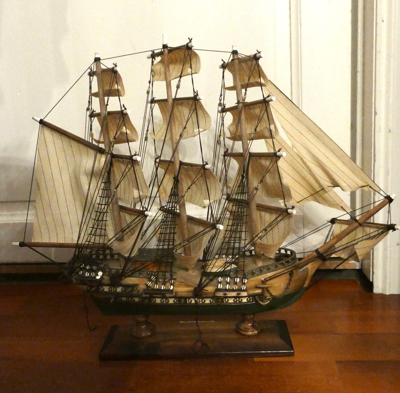 Miniatyr båt seglskute HMS Wictory 1765 | FINN-torget