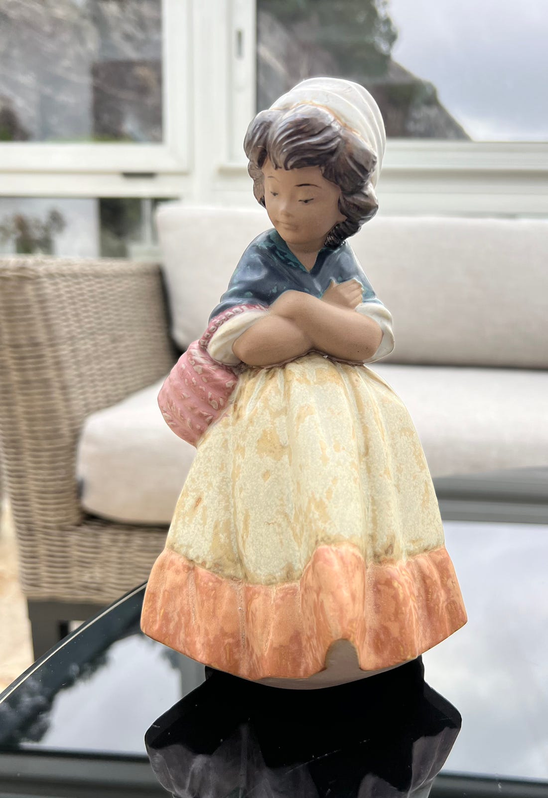 Vakker Lladró-figur - Girl with Crossed Arms (Gres) | FINN-torget