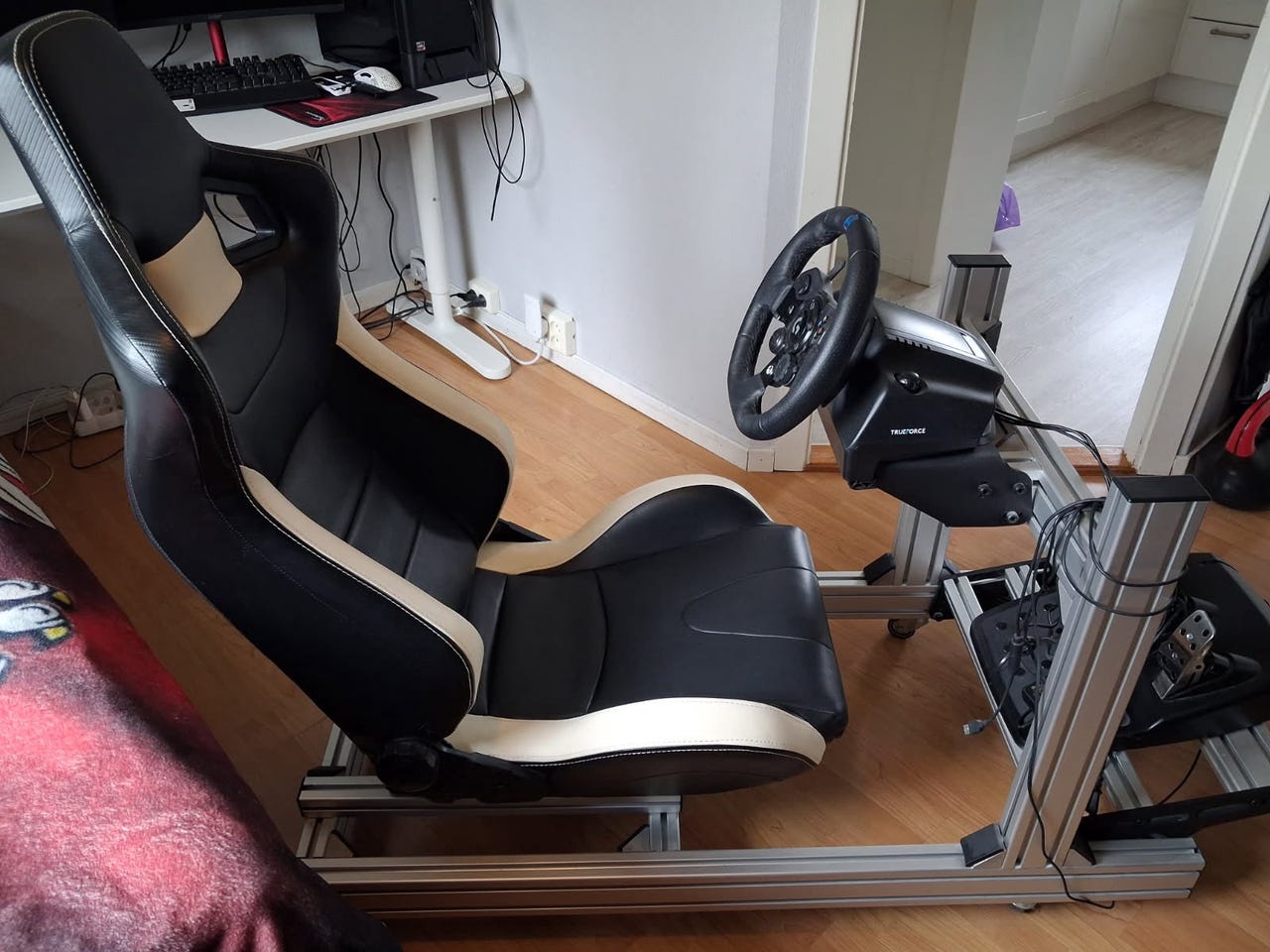 Treq Sim Racing Rig med Stol, Logitech ratt og pedaler | FINN-torget