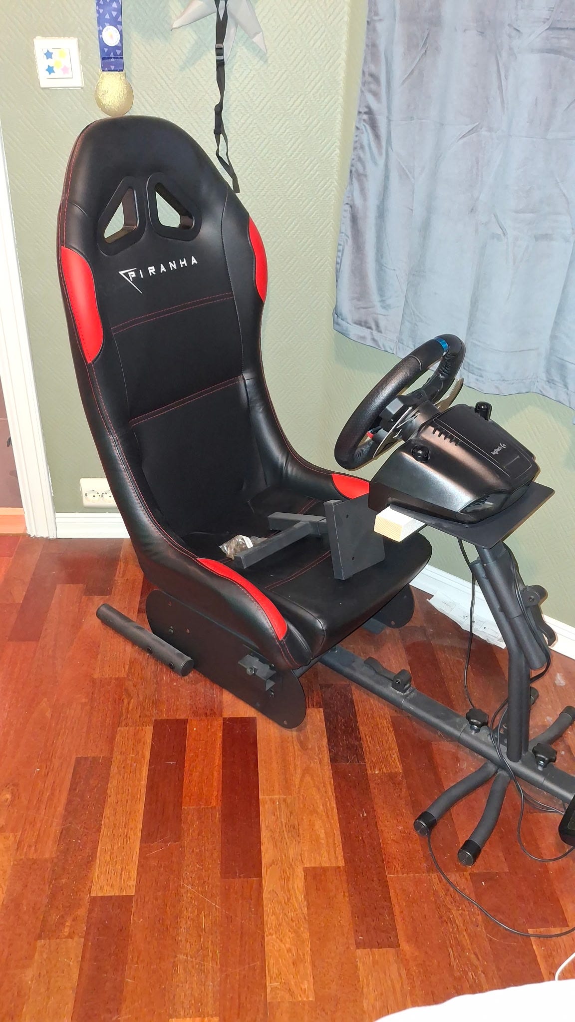 Sim racing setup med ratt og pedaler | FINN-torget