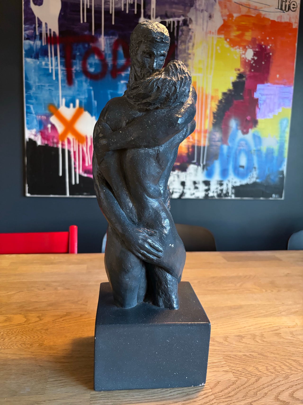 Austin productions inc. Skulptur fra 1972 i mørk stein på sokkel