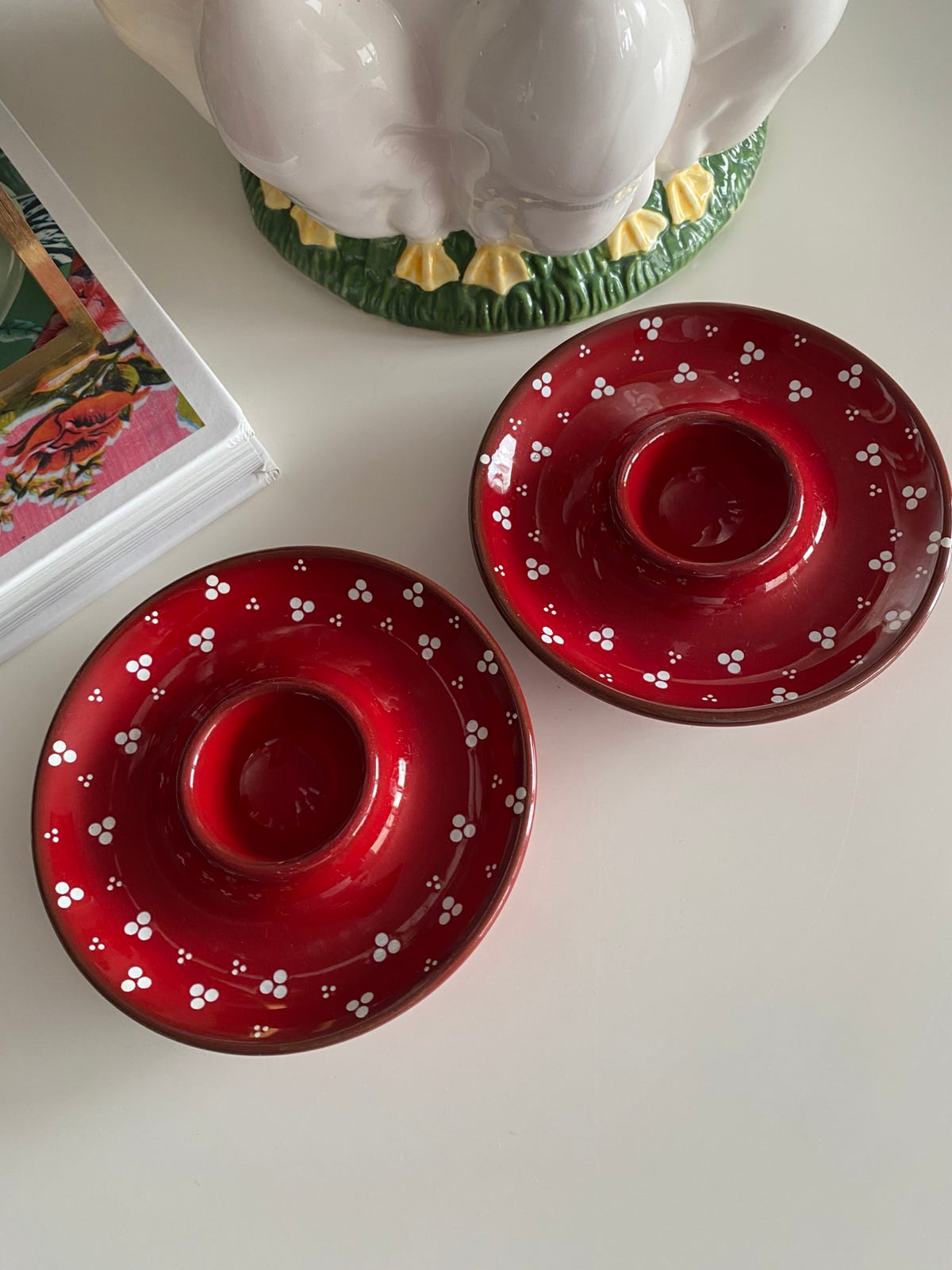 2 røde vintage keramikk eggeglass - hele og pene - selges samlet ...