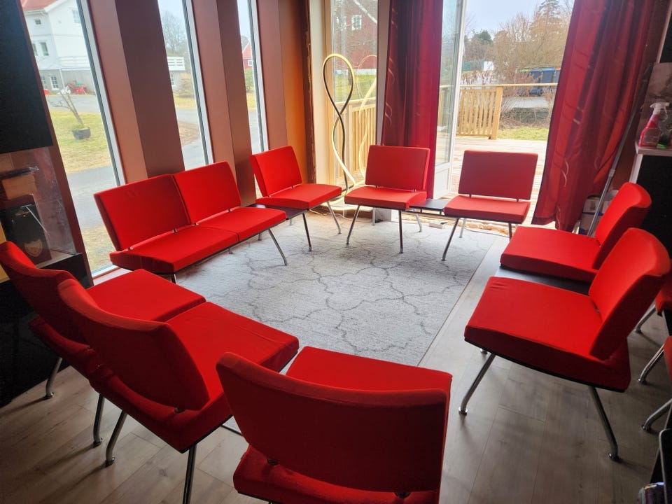 Modulsofa / venteromsstoler røde med metallben | FINN-torget