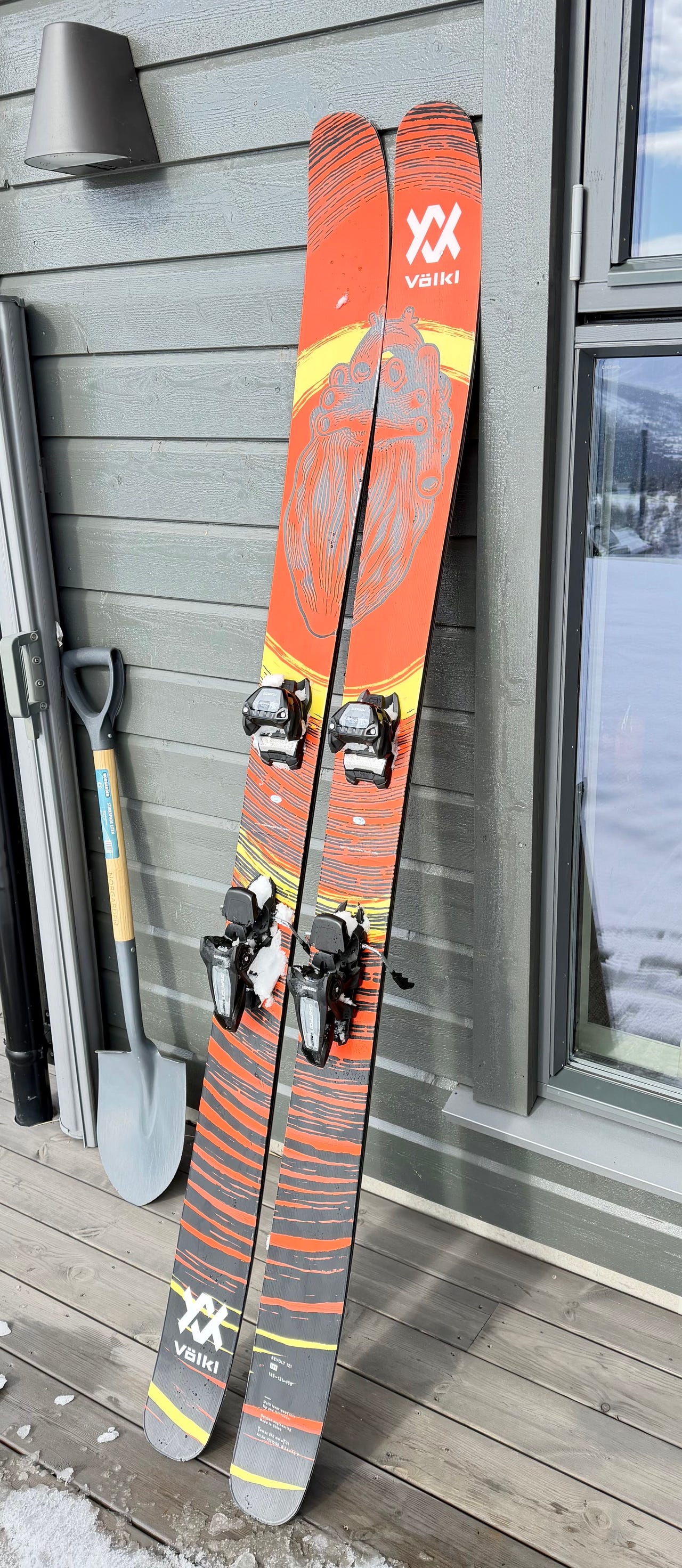 Völkl Revolt 121 191 cm med Marker-bindinger – brukt kun 2 turer
