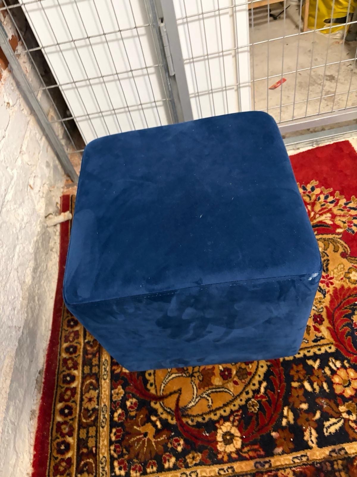 Blå velur puff / sittekrakk – moderne og stilren | FINN-torget