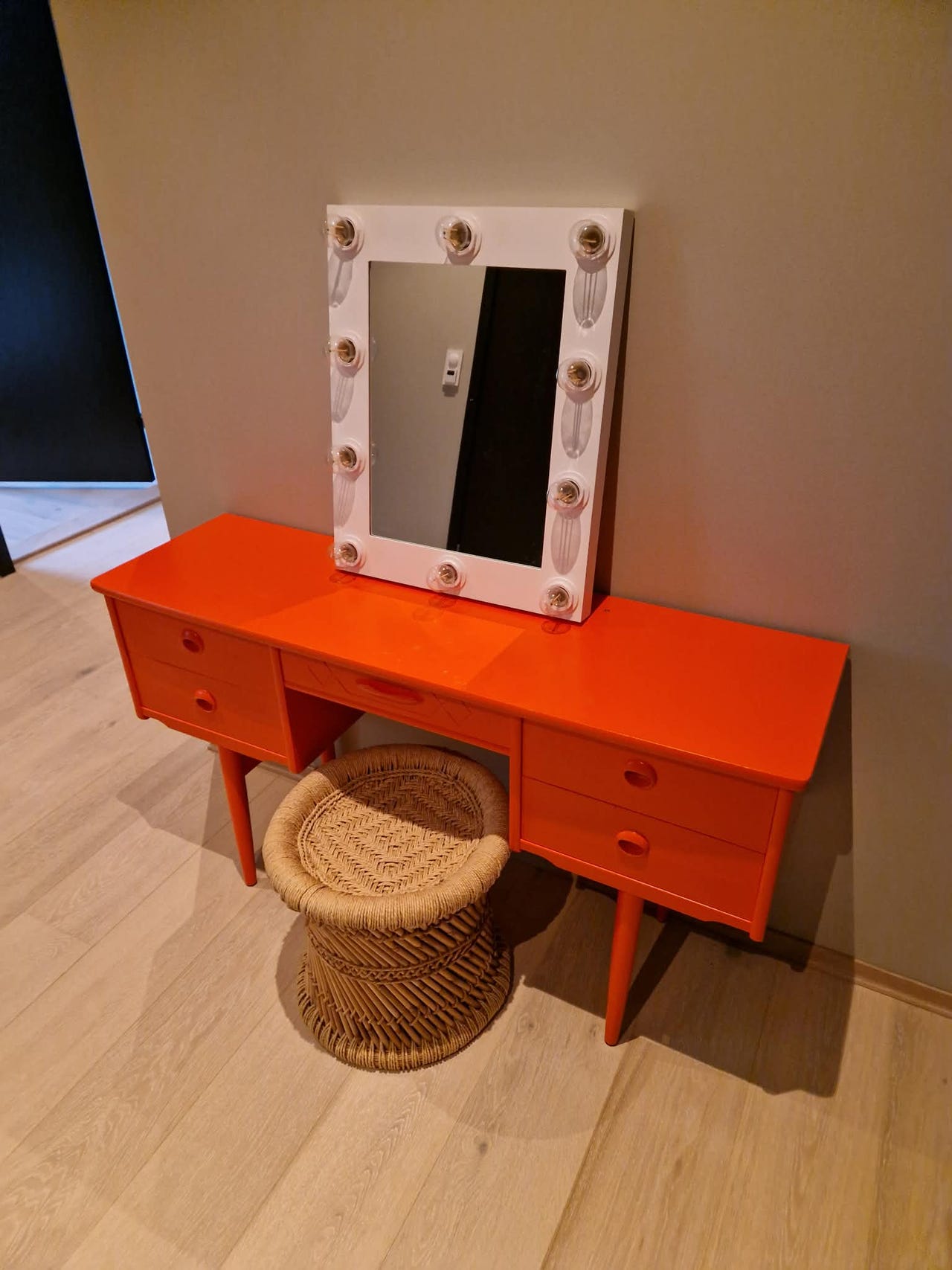 Sminkebord med speil og puff | FINN-torget