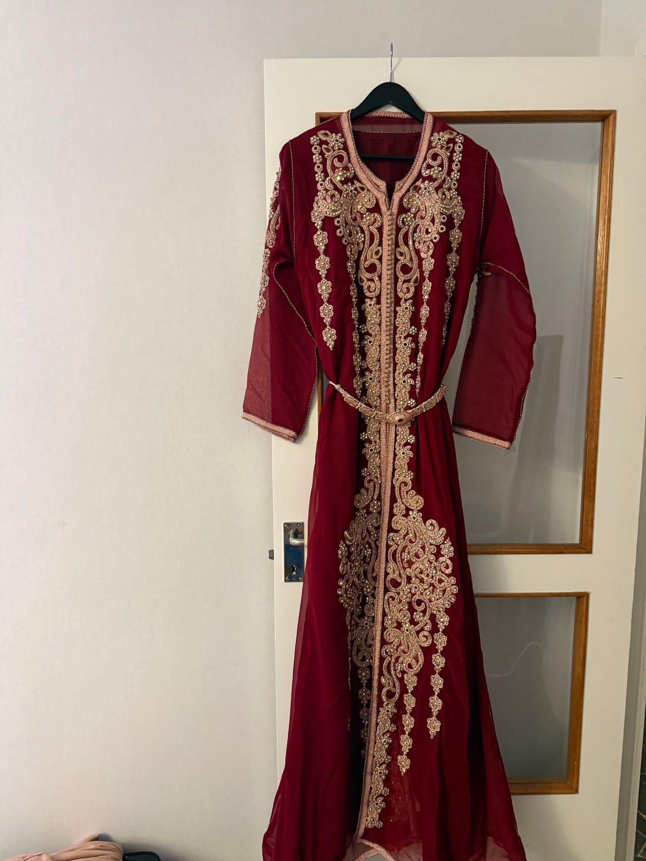 Elegant marockansk selskapskjole i rød farge | FINN-torget