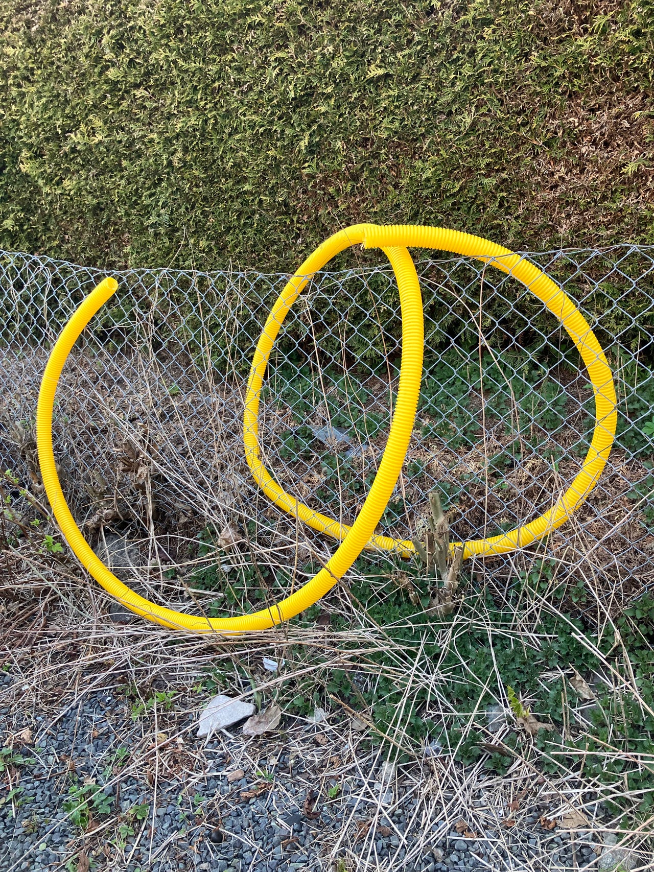 Gul plastslange / rør for å trekke elektrisk kabel utendørs | FINN-torget