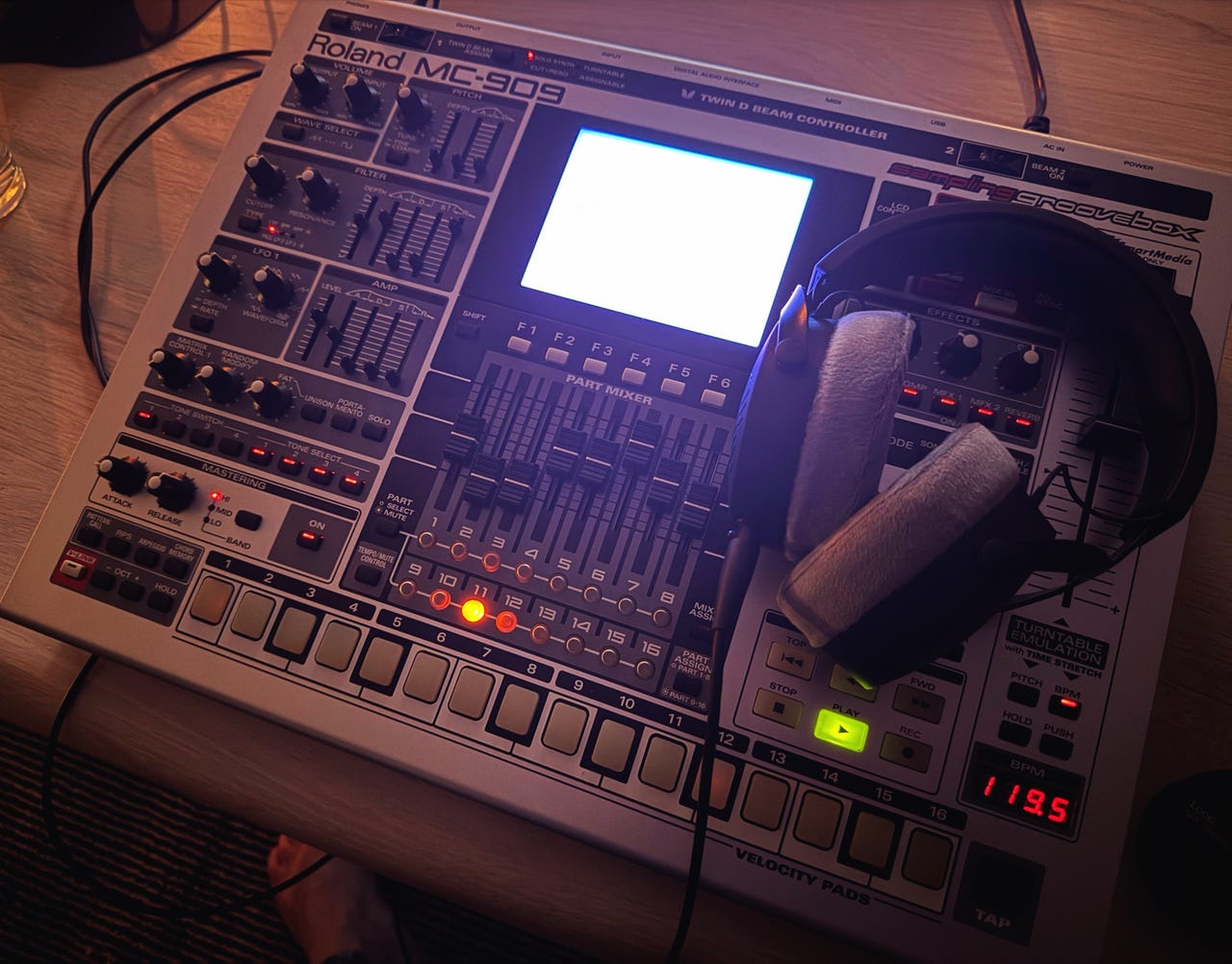 Roland MC-909 groovebox / sampler | FINN-torget