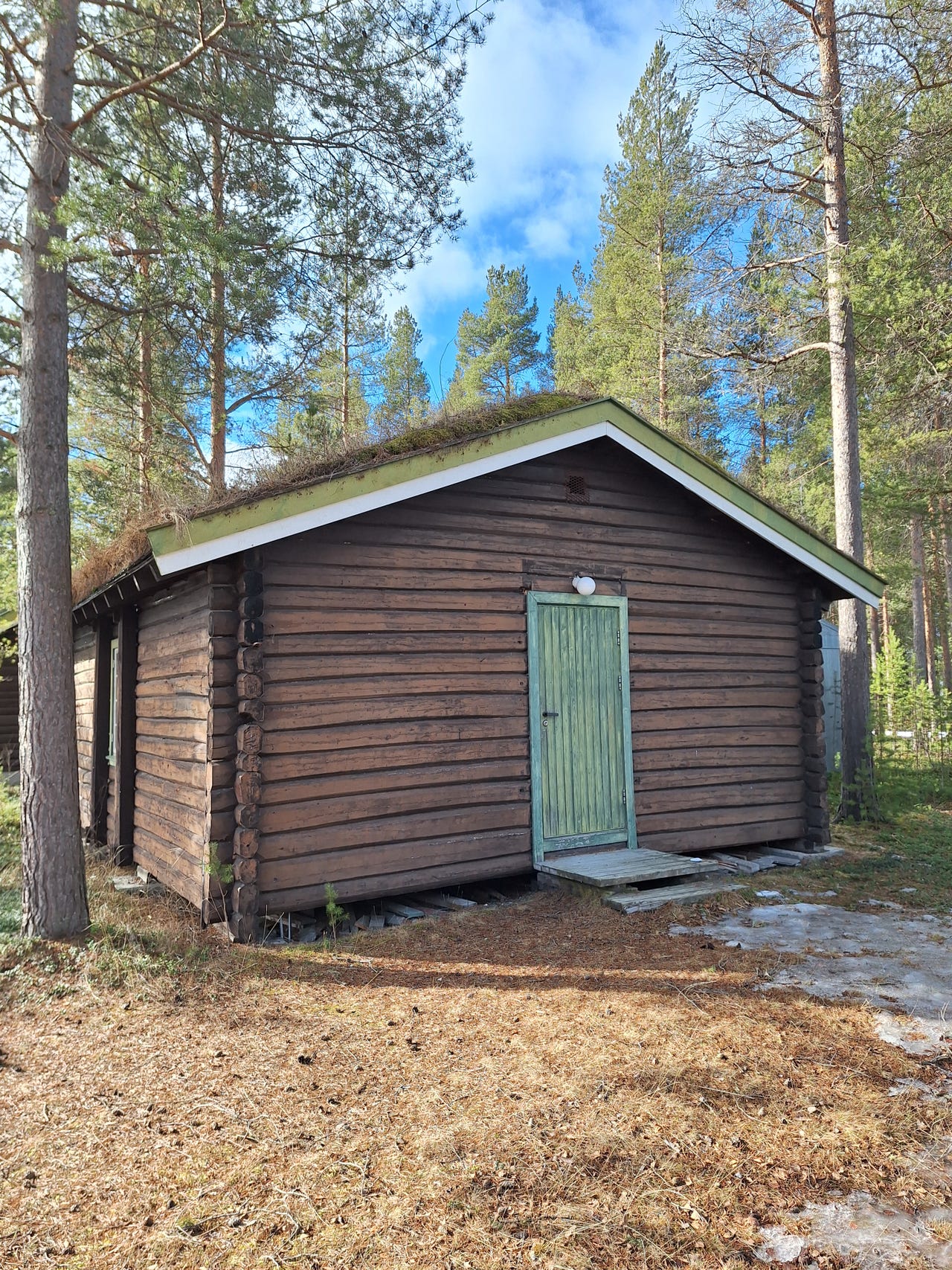 Laftet tømmerhus med torvtak til salgs | FINN-torget