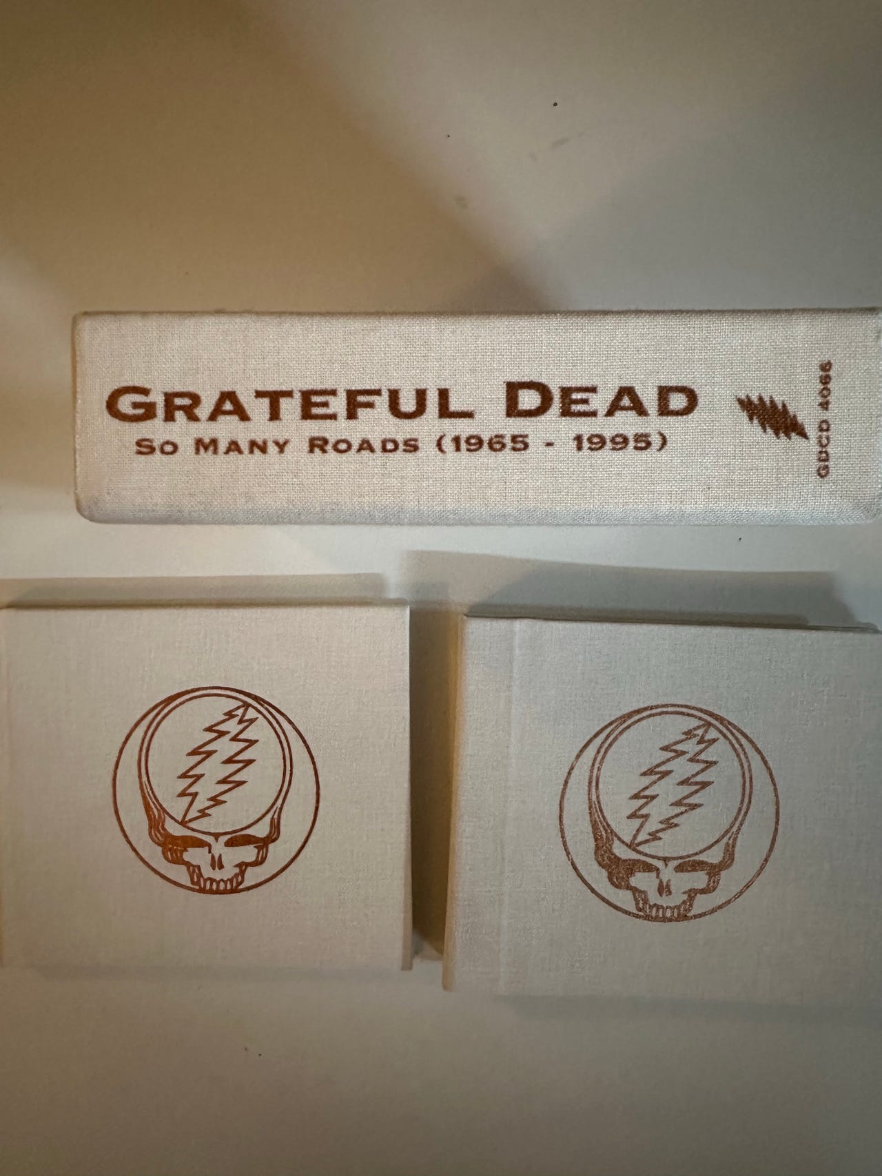 Grateful Dead – So Many Roads (1965–1995) CD-boks | FINN-torget