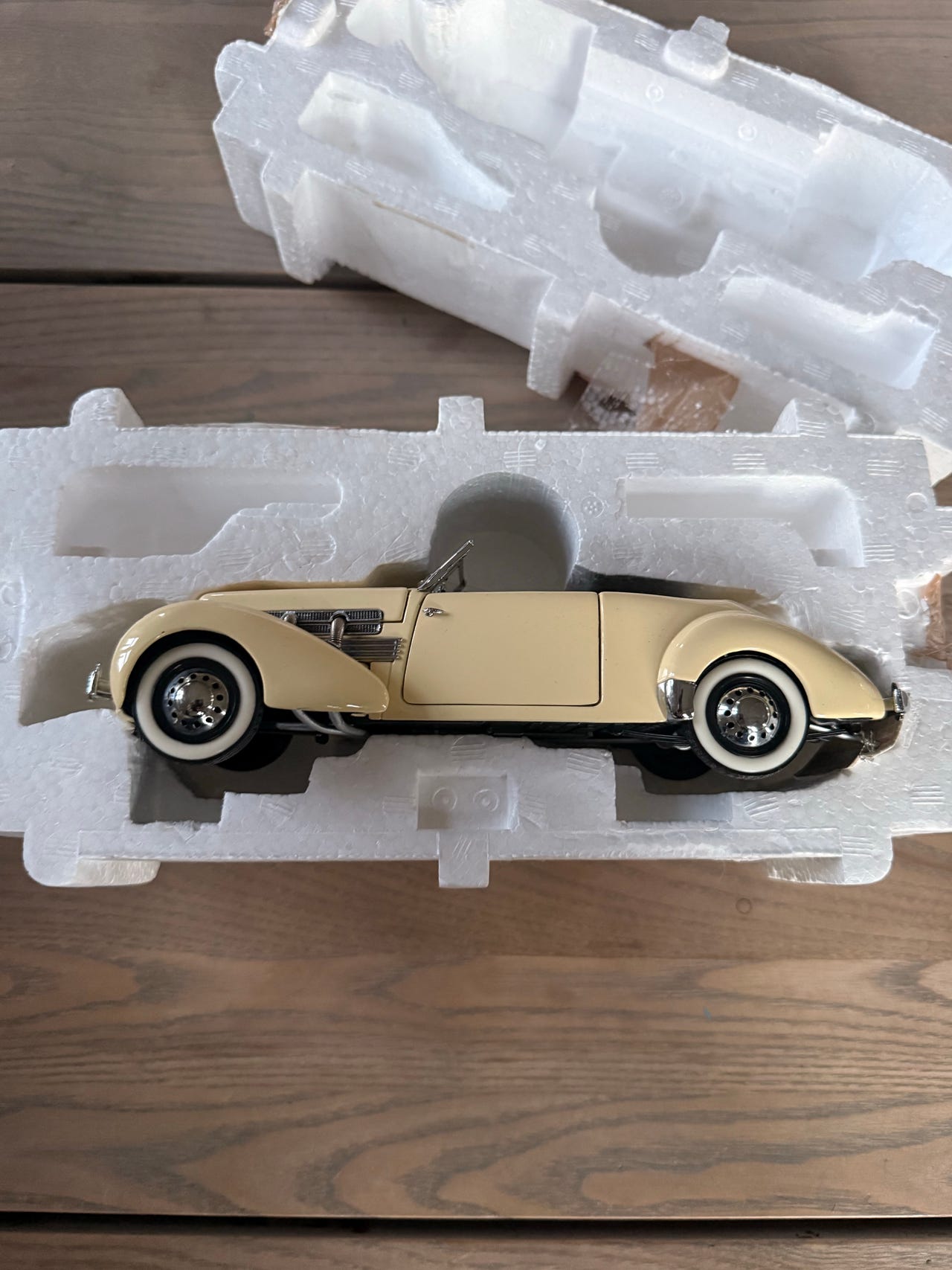 Franklin Mint 1937 Cord 812 Phaeton Coupe 1:24 scale diecast