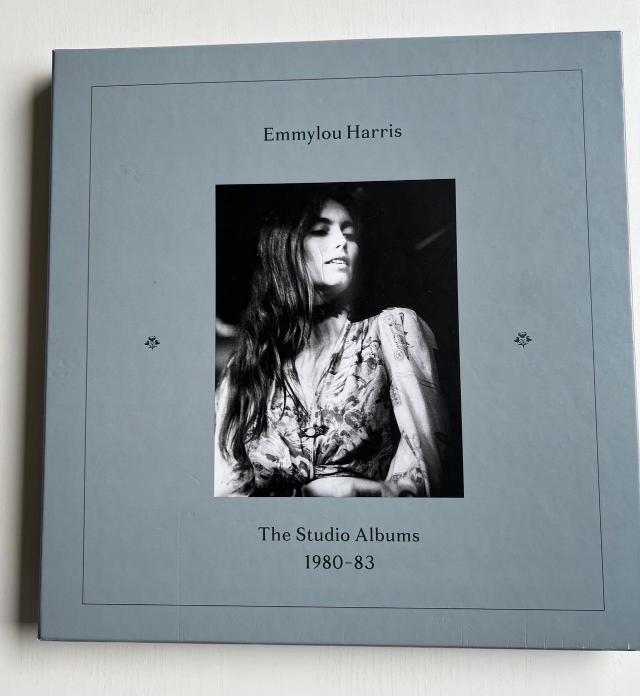 未開封 エミルー・ハリス ザ·スタジオ アルバム 1980-83 Emmylou Harris – The Studio Albums 1980–83 bokssett | FINN-torget