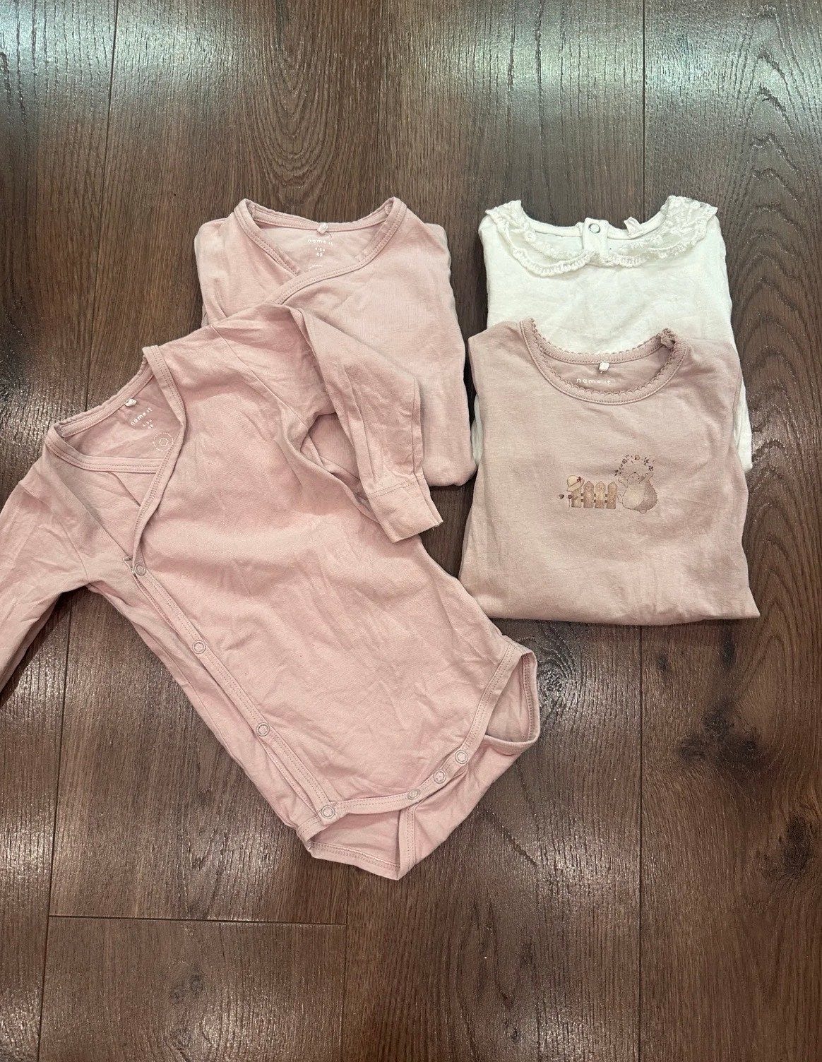 NAME IT Baby-Mädchen Body Aus Wolle-Viskose – Langärmliger Overall Mit Rentier-Motiv, Größe 68