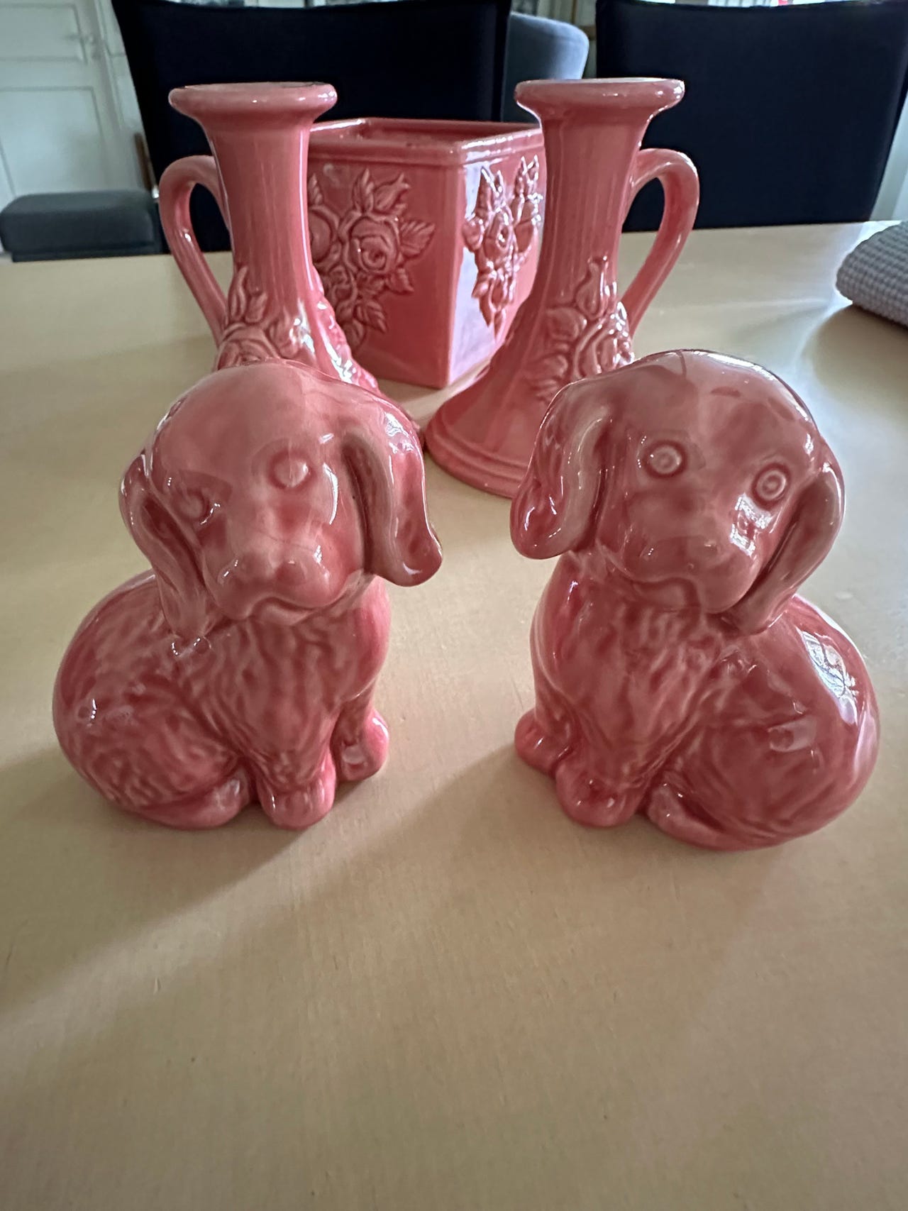 Guldkroken rosa keramikksett med lysestaker, potte og hundefigurer