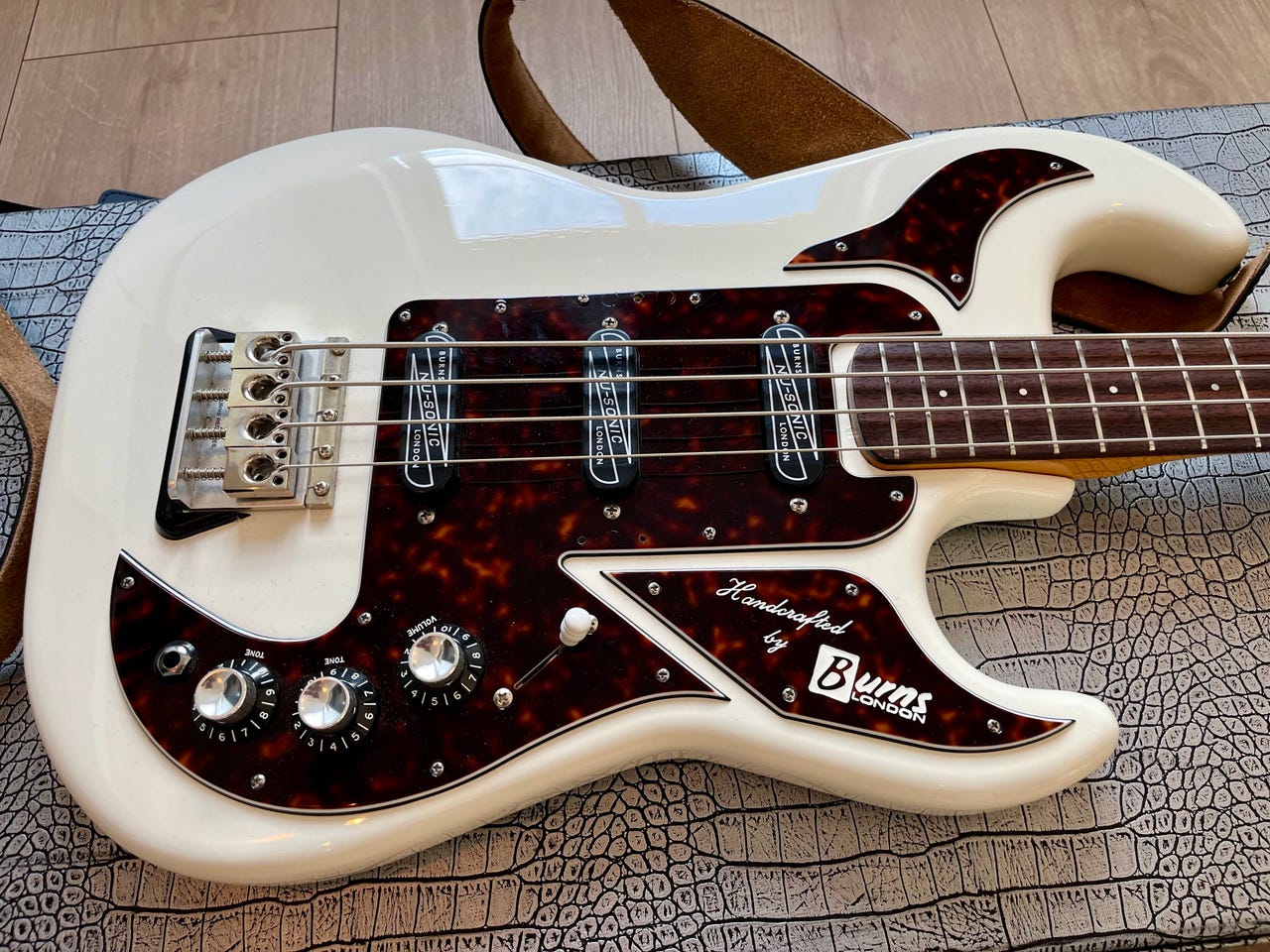Burns Shadows bass | FINN-torget