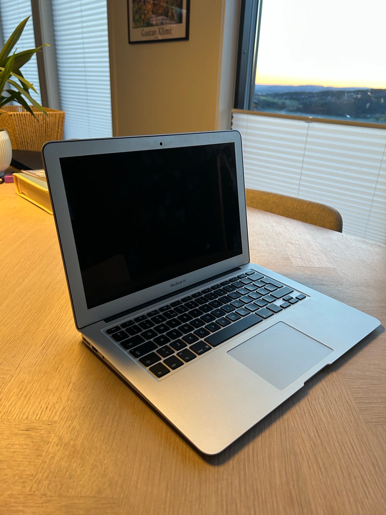 MacBook Air 13” 2017 – 8GB RAM / 128GB SSD – Som ny + lader | FINN