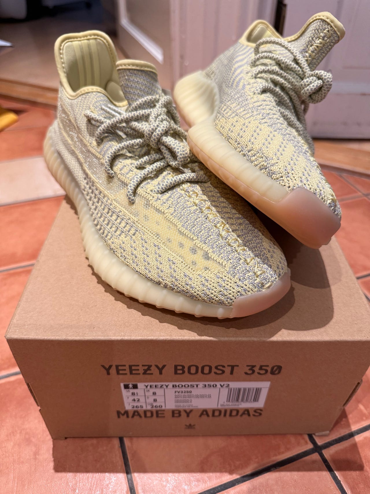 Yeezy Boost 350 v2 størrelse 42 | FINN-torget