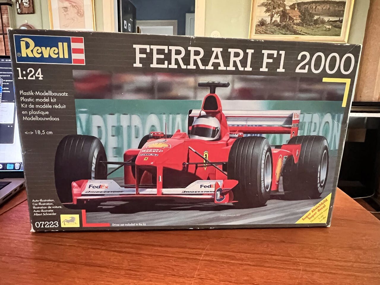 Revell Ferrari F1 2000 i 1:24, ubygget med delene i uåpnet pose