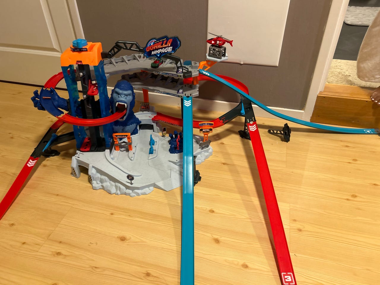 Set De Joaca Zuru Metal Machines Gorilla Rampage, Cale De Rulare Pe Trei Niveluri Cu Lift Si Carucior 4259671 Set De Joaca Zuru Metal Machines Gorilla Rampage, Cale De Rulare Pe Trei Niveluri Cu Lift Si Carucior 4259671