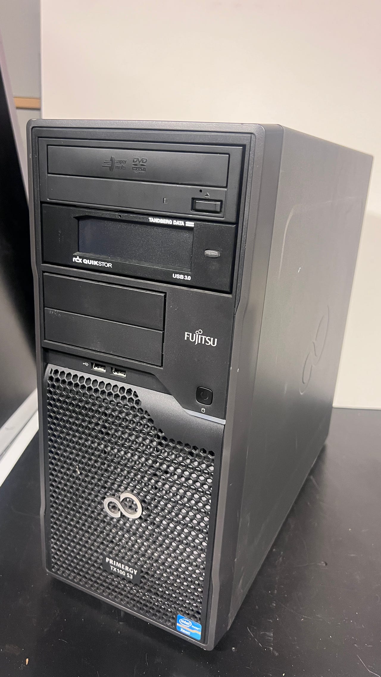 Fujitsu Primergy, Xeon CPU E3-1220 v2, 3.1Ghz, 8 GB RAM, 120GB SSD