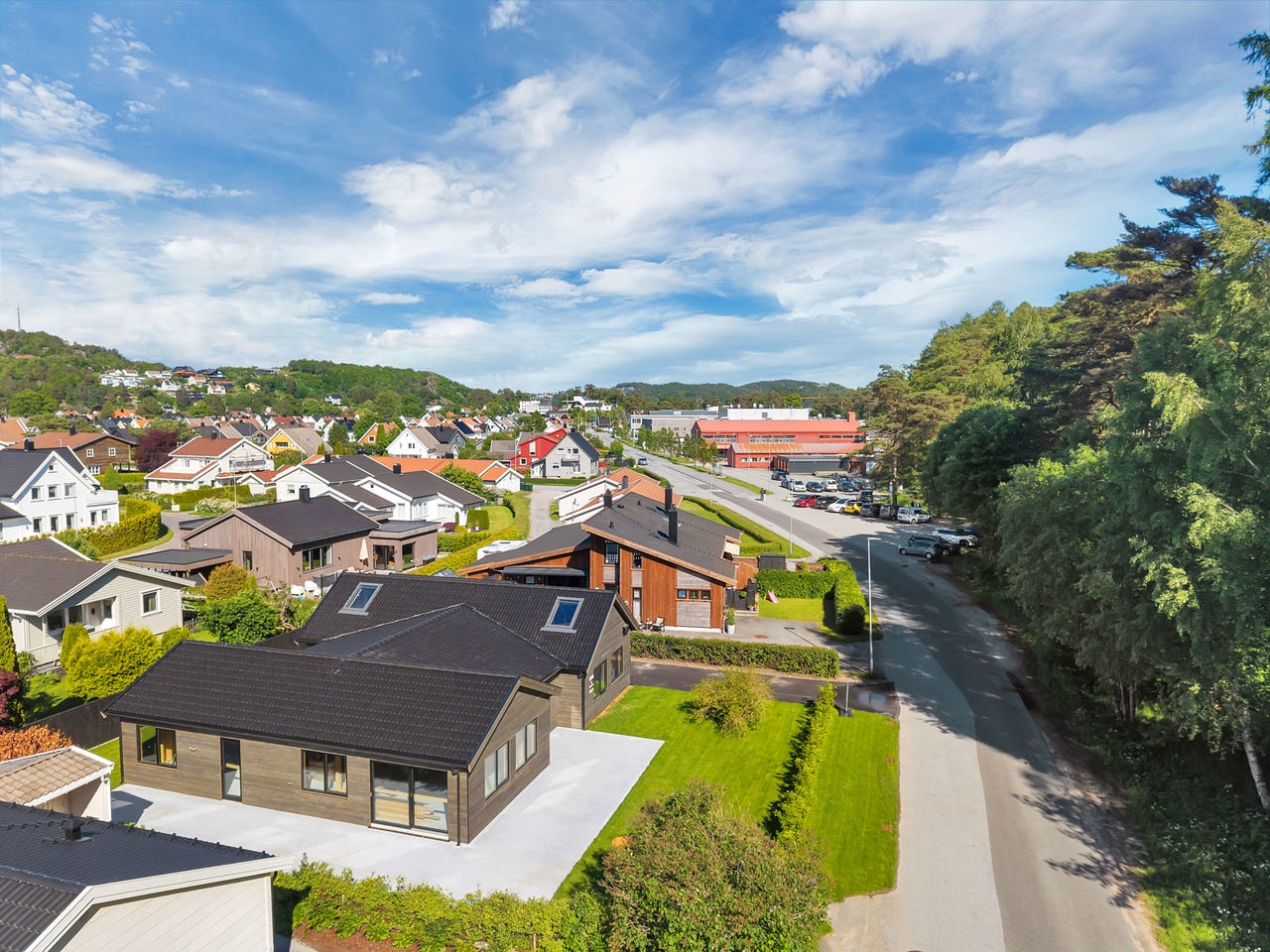 Eiendommen leveres helt nøkkelferdig inkludert garasje og utomhusarbeider.