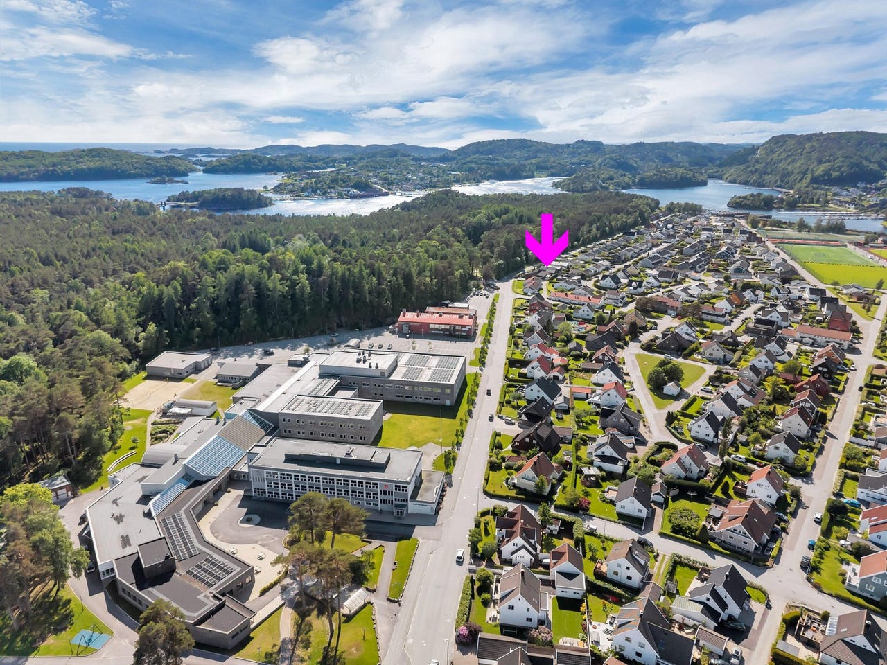 Furulunden ligger like utenfor døren og her er det lysløype, flotte sandstrender, lekeplasser og utallige turstier.