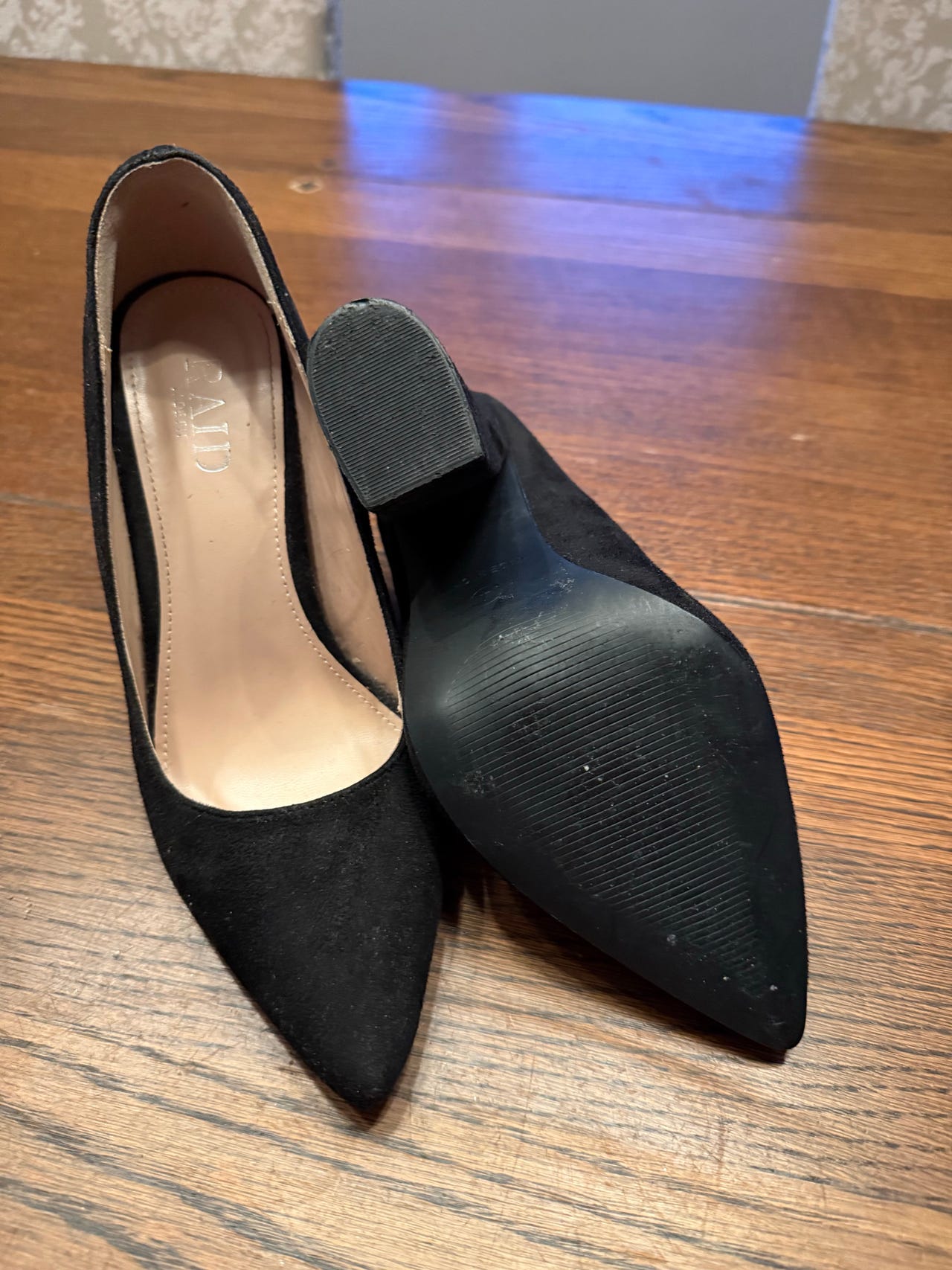 Pent brukt svarte semskede pumps