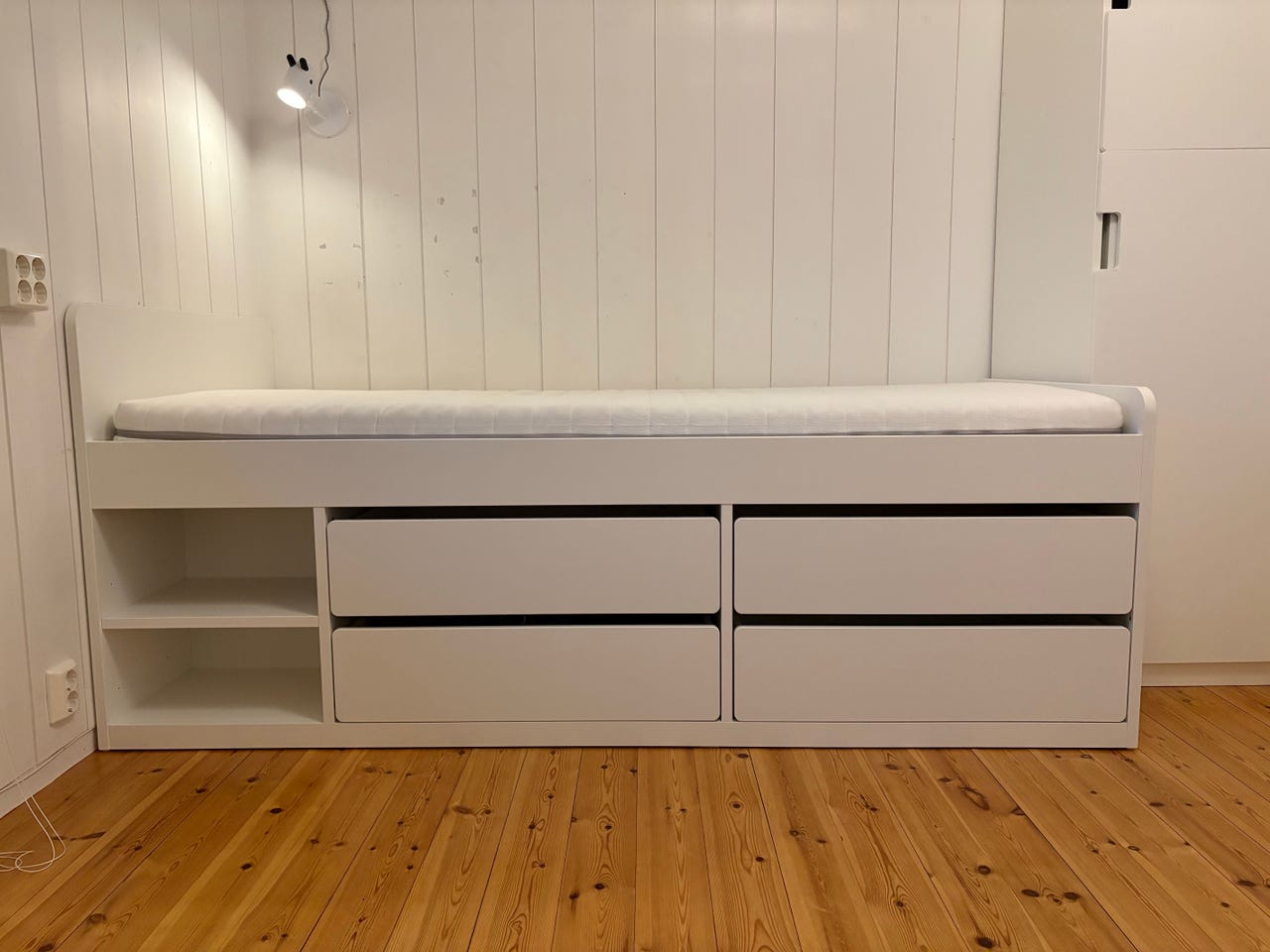 IKEA SLÄKT praktisk seng med madrass inkludert