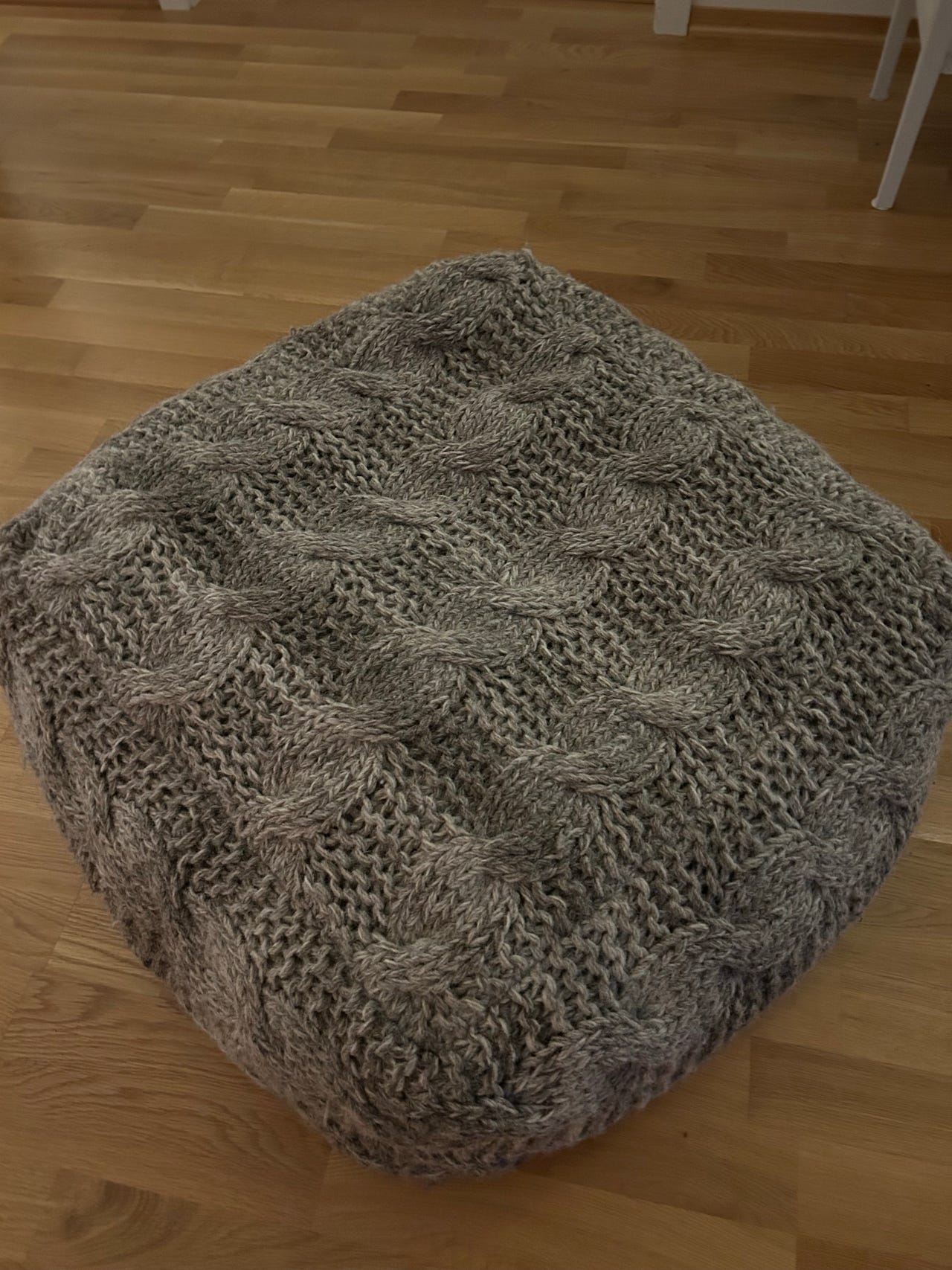 Grovstrikket myk puff.