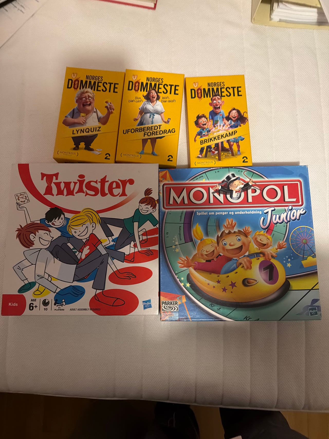 Brettspillpakke med Monopol Junior, Twister og Dummeste spørrespill