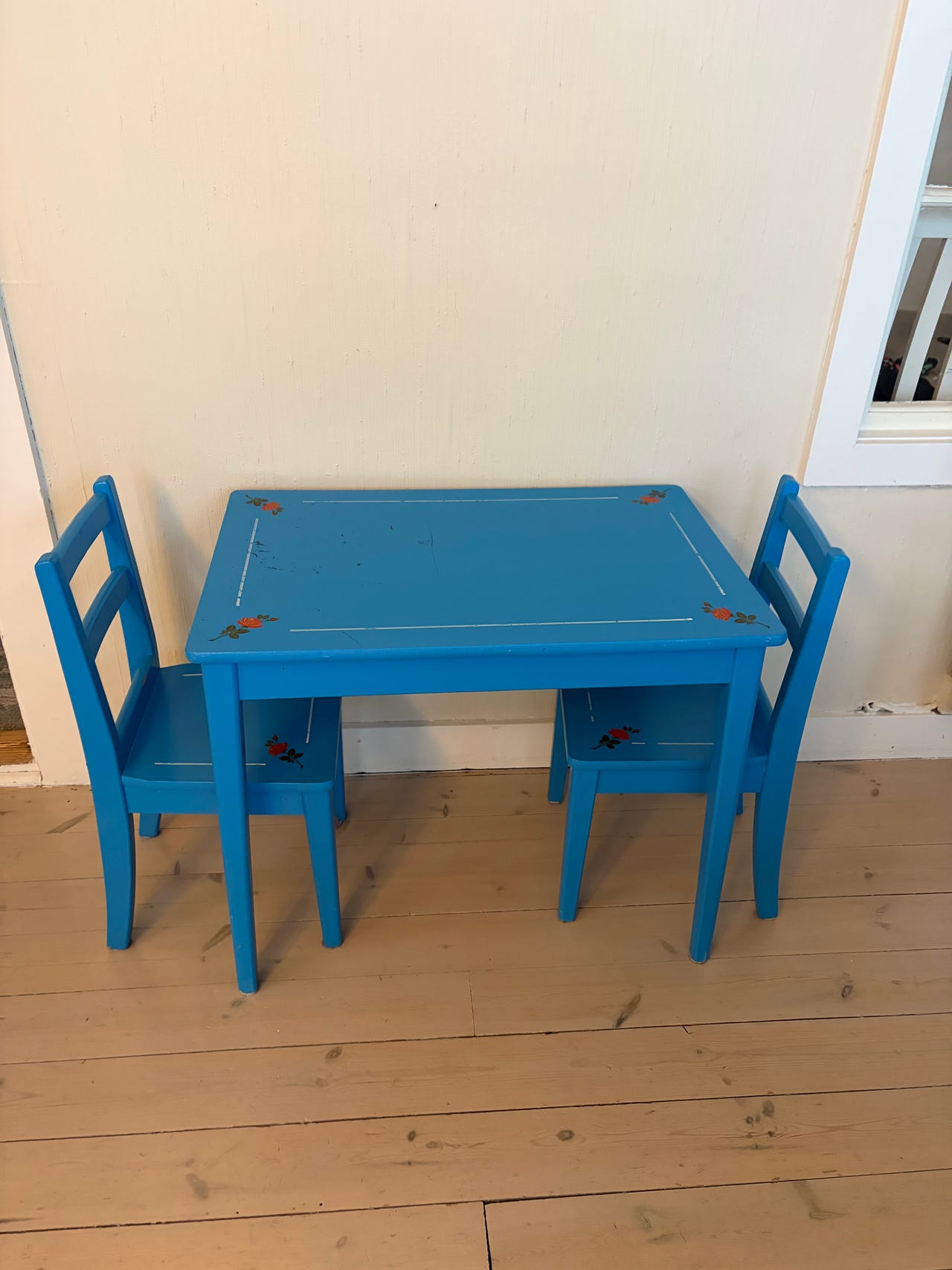 Veldig søtt barnebord med stoler