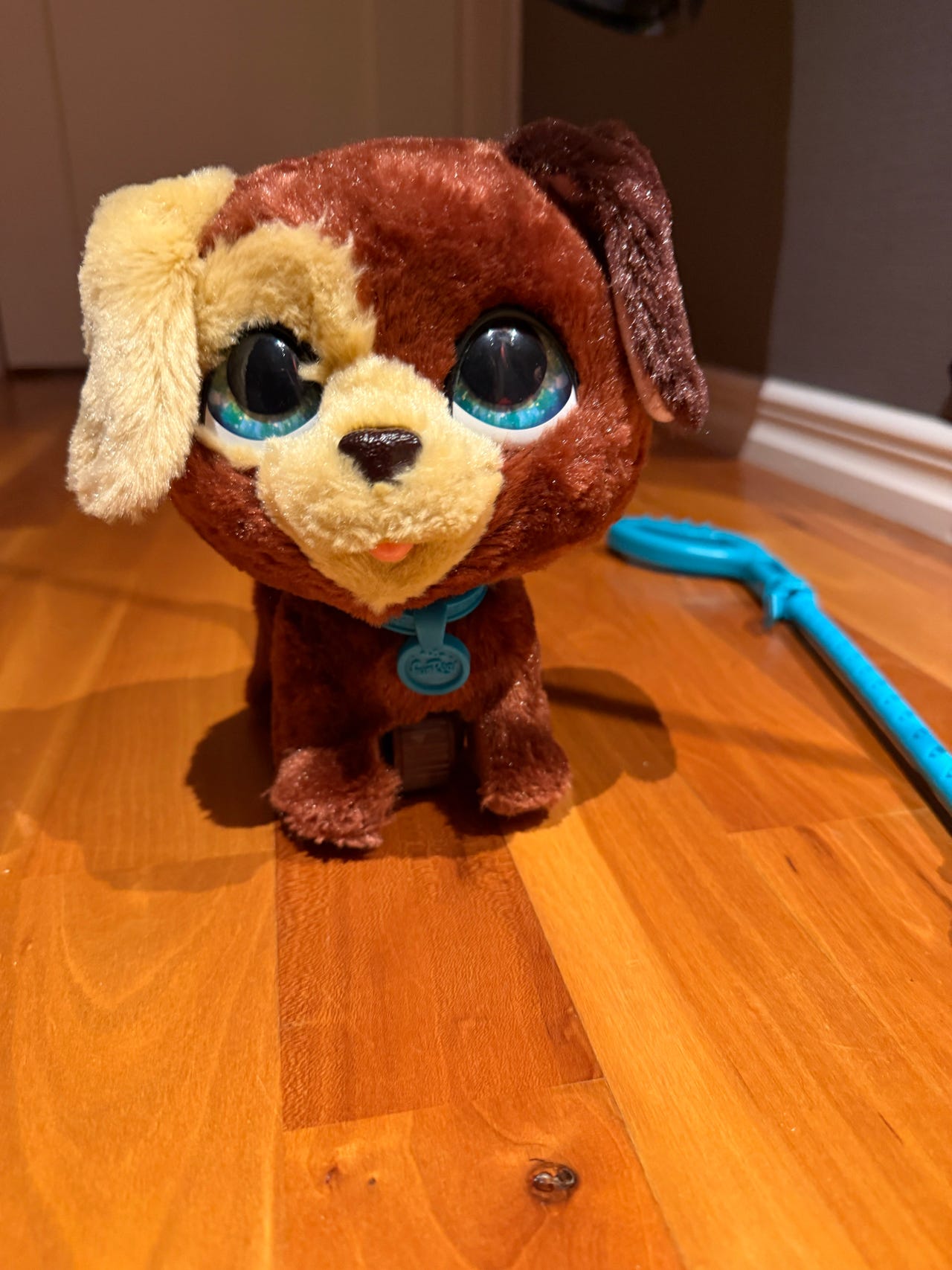 FurReal hund med bånd – lager lyder ved bevegelse