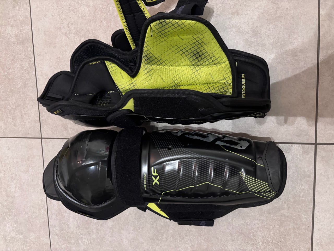 CCM Tacks XF ishockey leggskinn 12" / 30 cm svart/gul