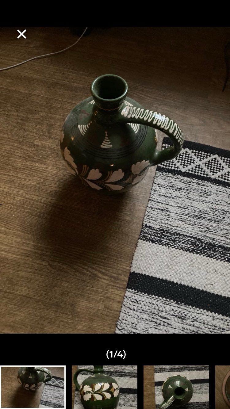 Grønn keramikk mugge med håndtak og dekor
