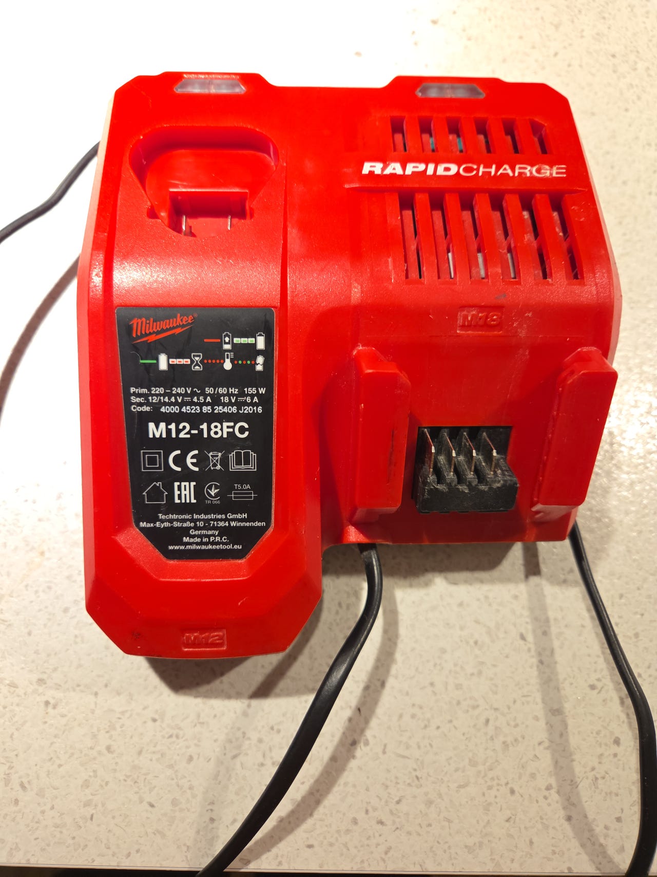 Milwaukee M12-18FC lader og M12 REDLITHIUM-ION 2.0Ah batteri