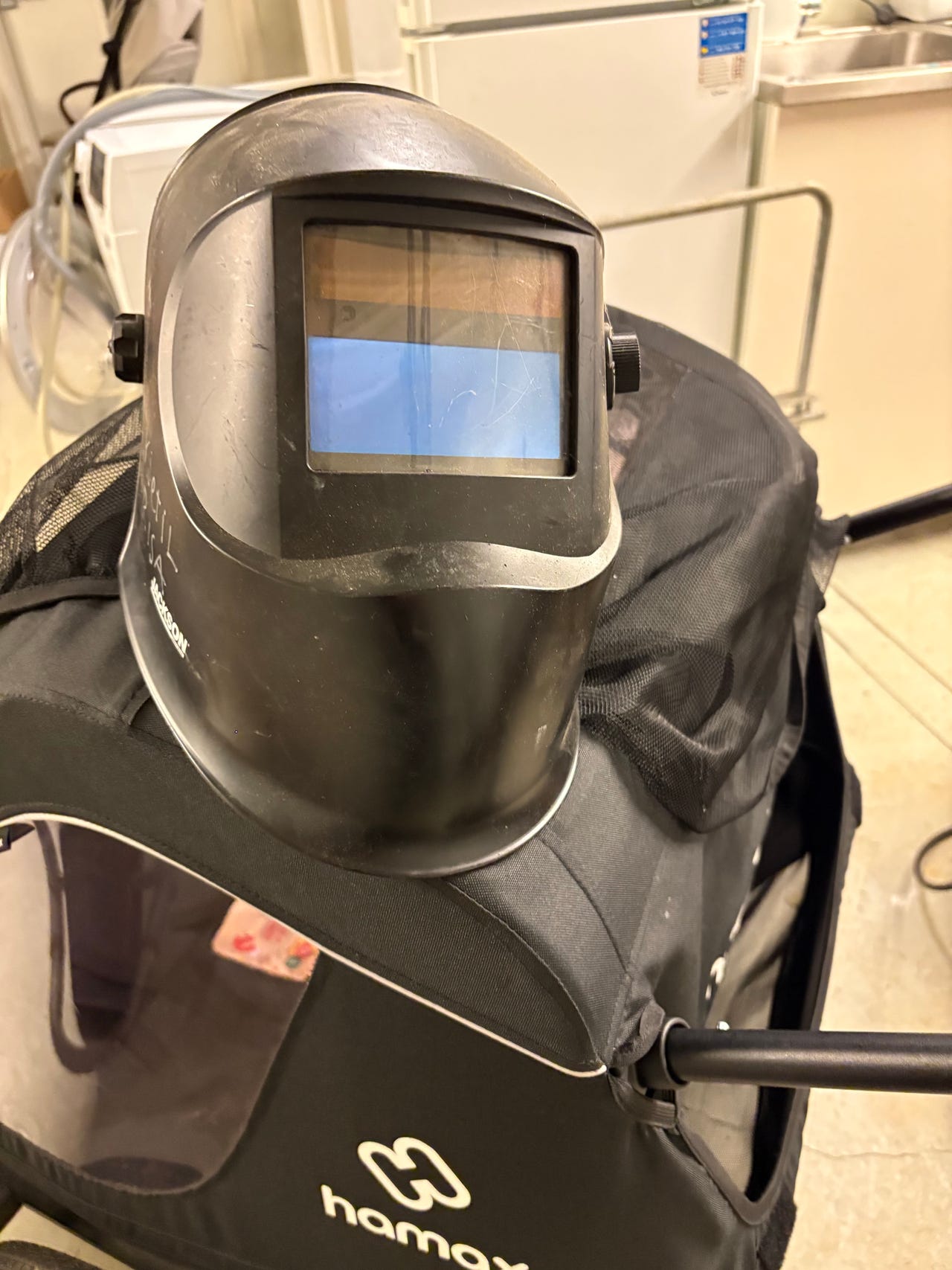 Sveisehjelm med automatisk nedblendingsglass