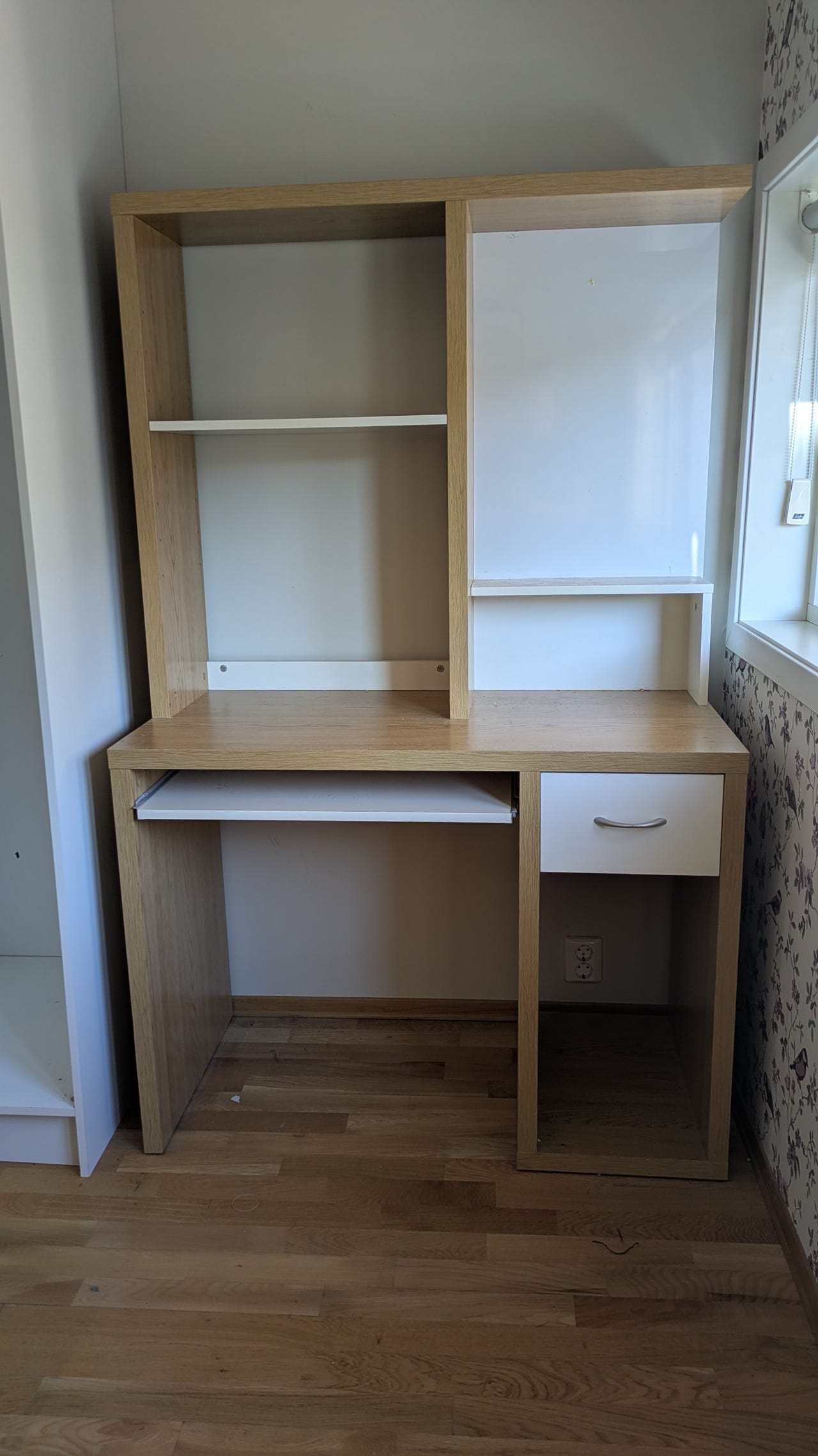 RESERVERT_Skrivebord med hylle