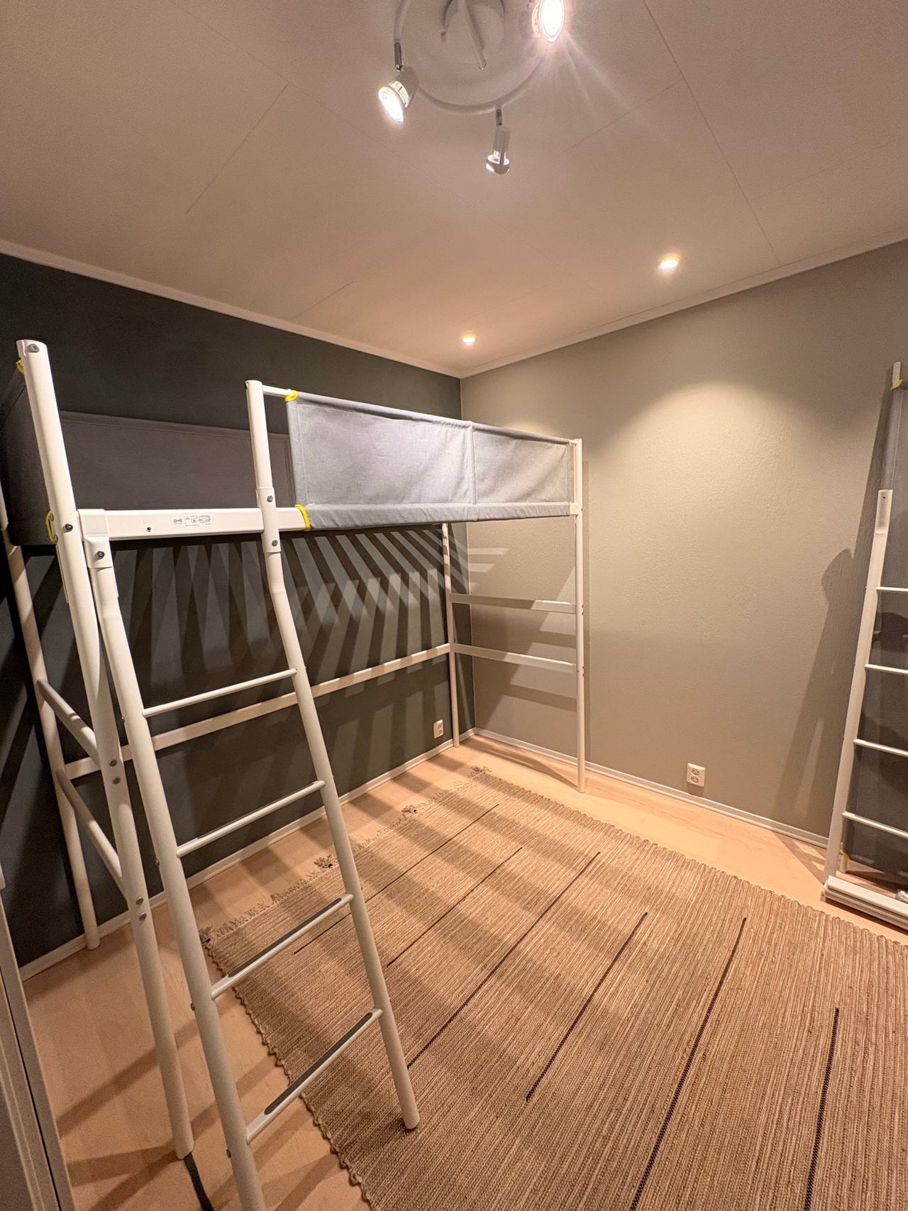 IKEA Vitval loftseng hvit med sengehest og ribbebunn