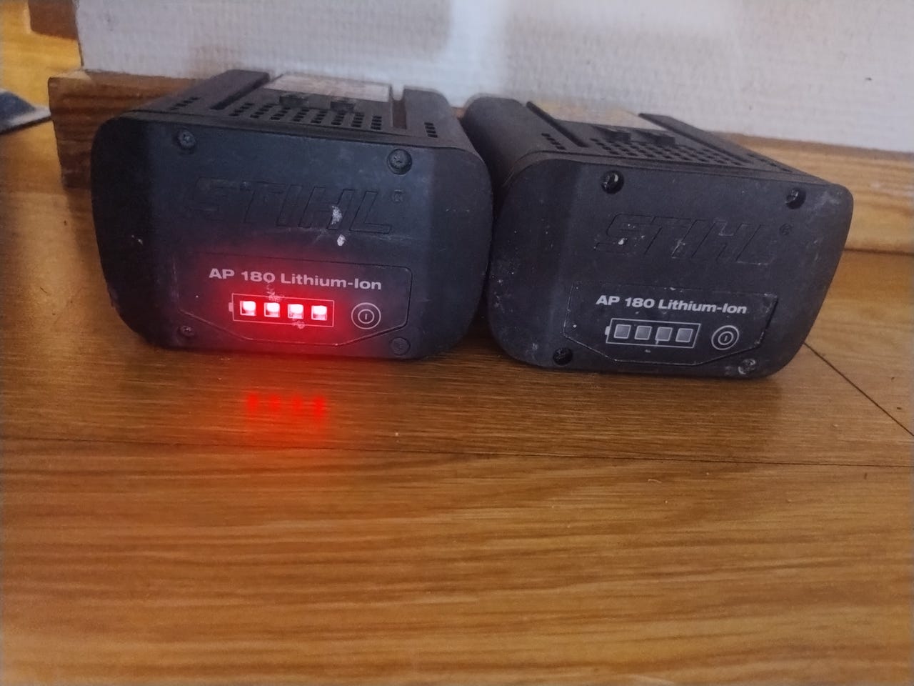 2 Defekte Stihl AP180 batterier selges samlet og billig