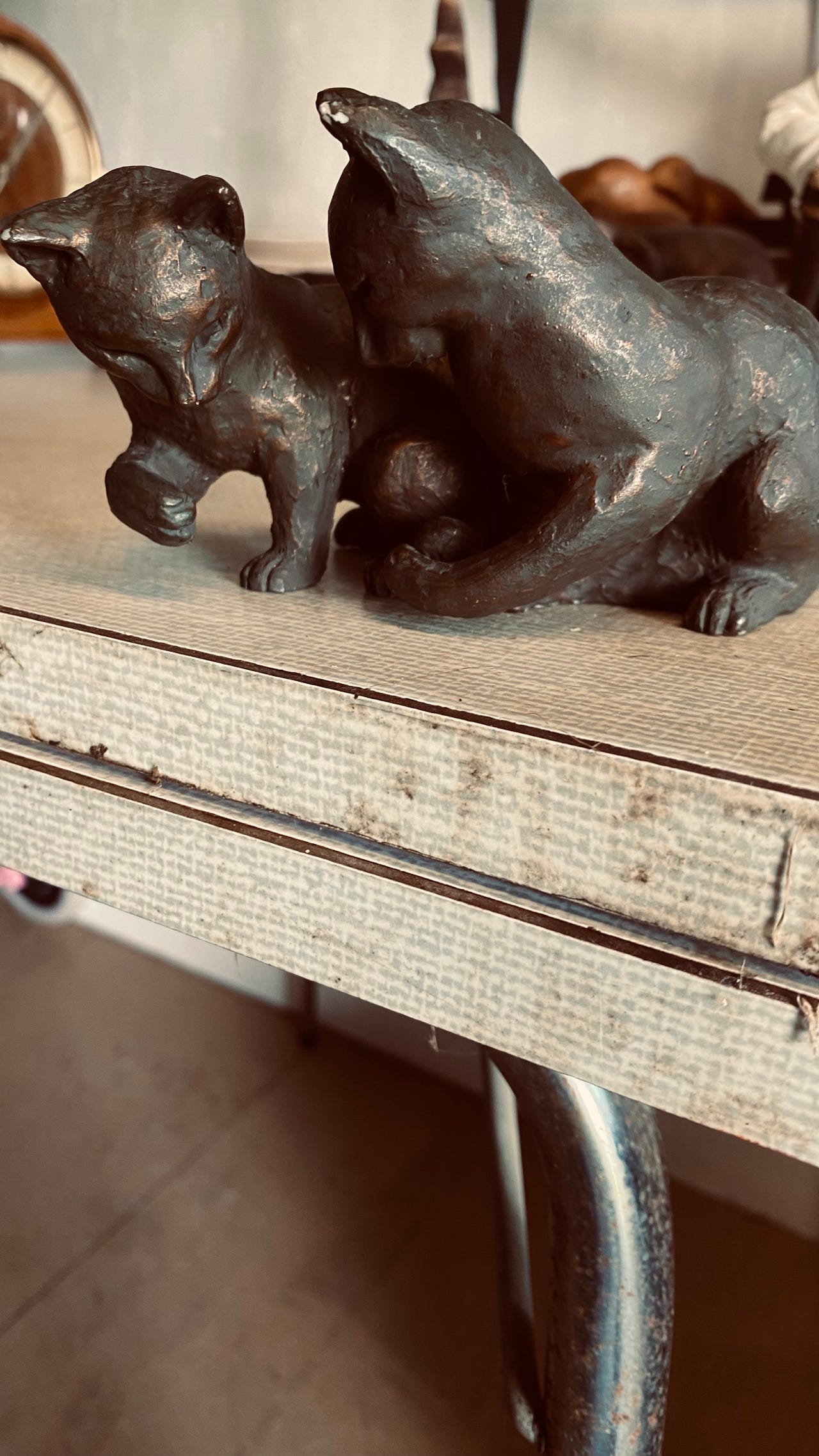Candy Design & Works katteskulptur i bronsefarge