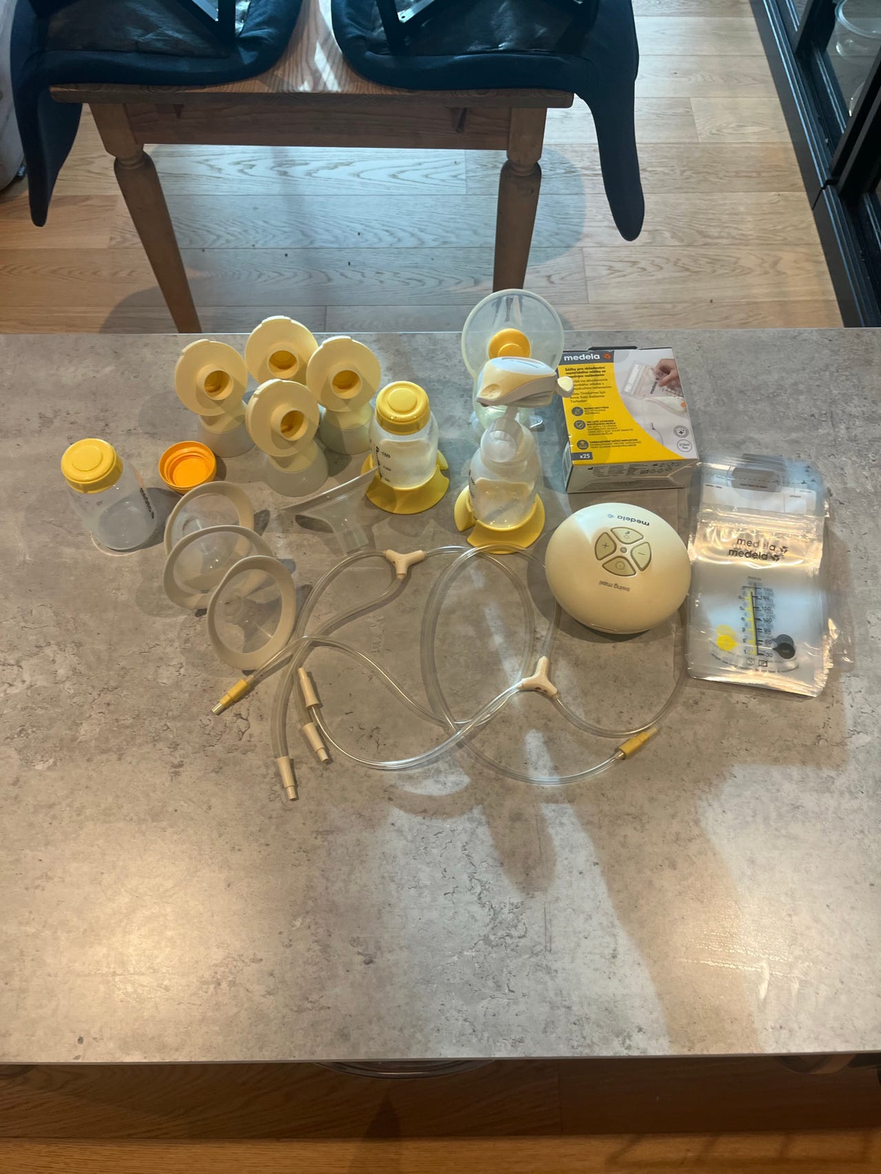 Medela Swing Maxi elektrisk brystpumpe og manuell pumpe med tilbehør